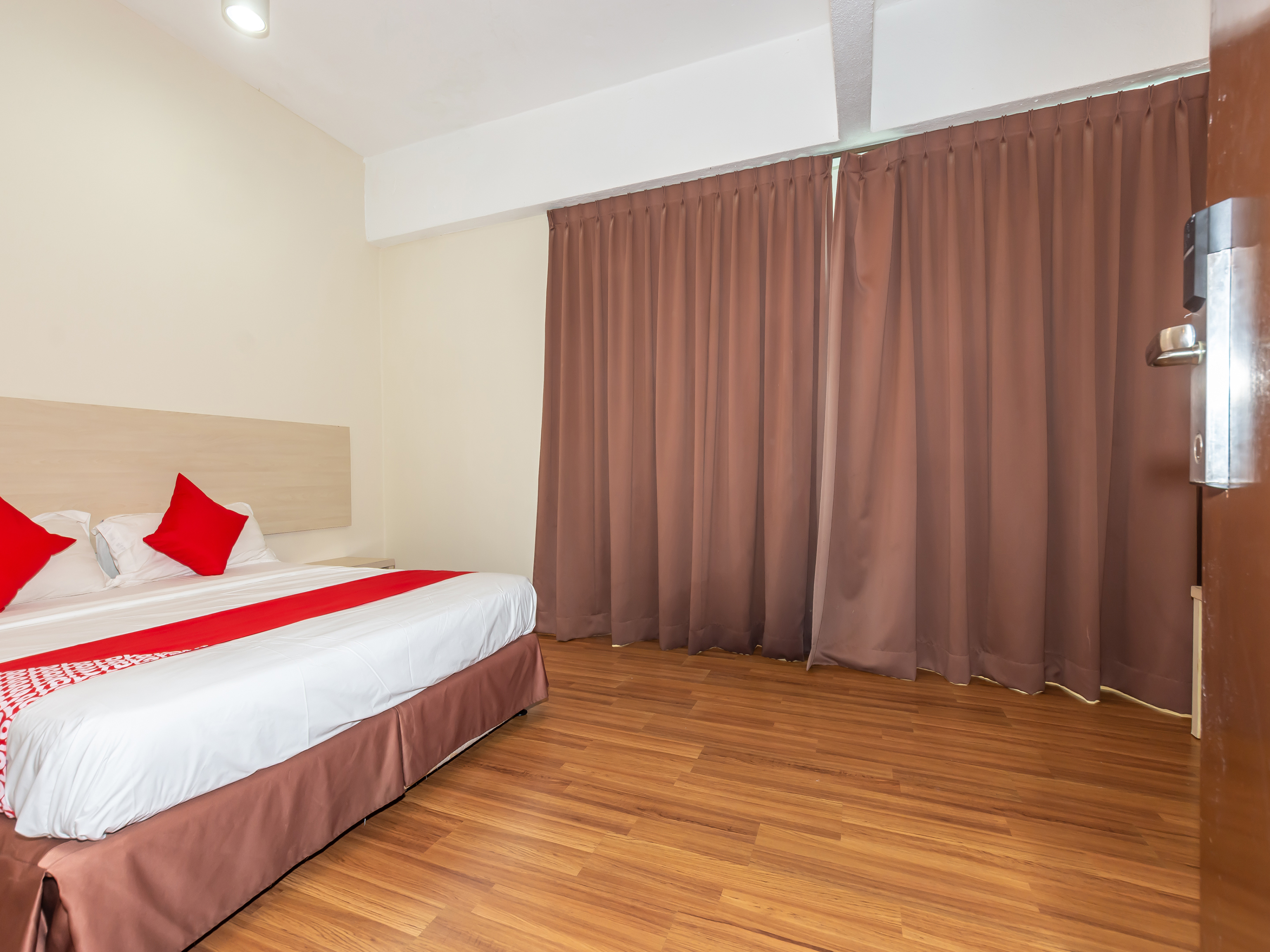 Hotel 906 Airport
