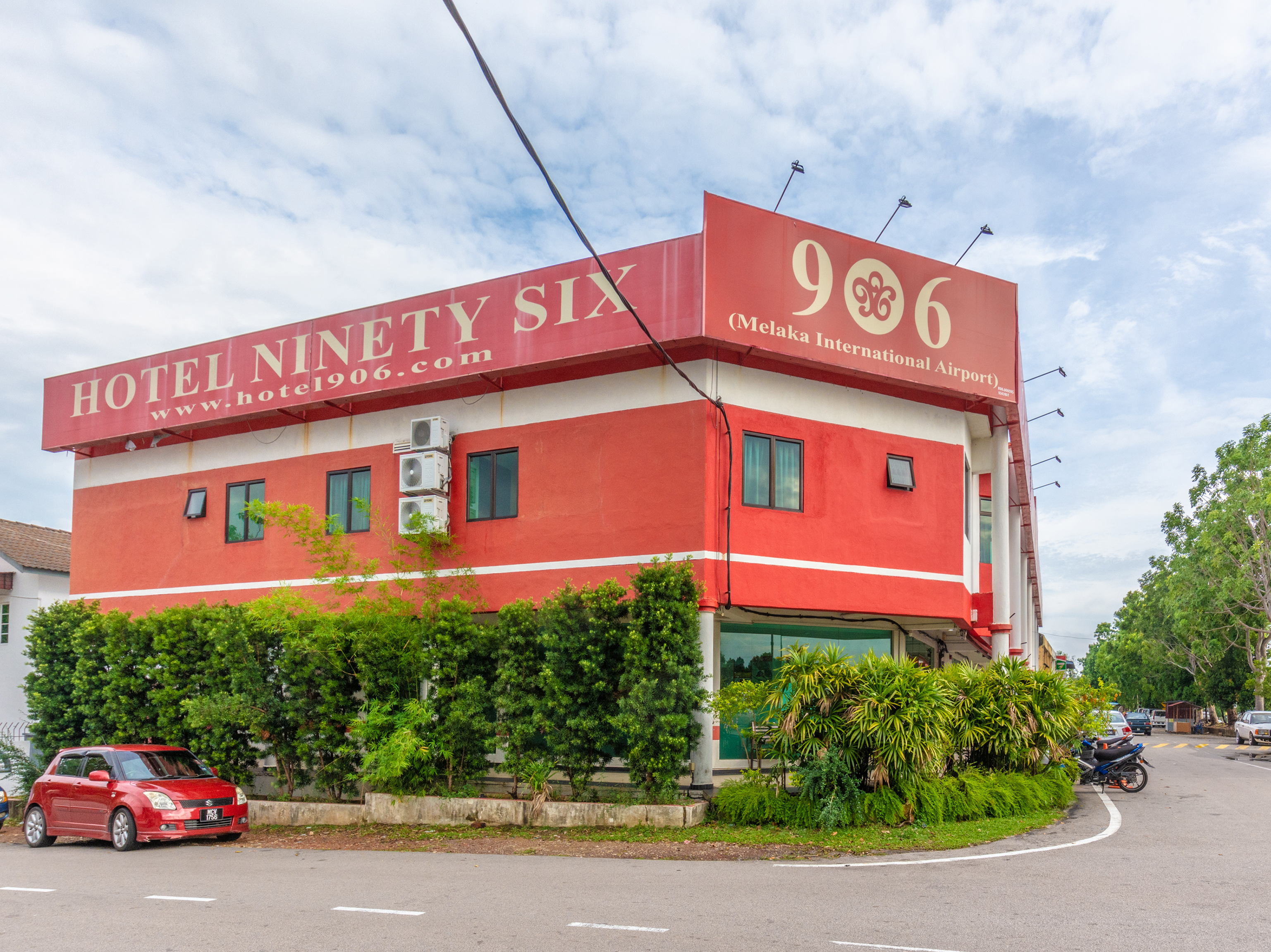 Hotel 906 Airport