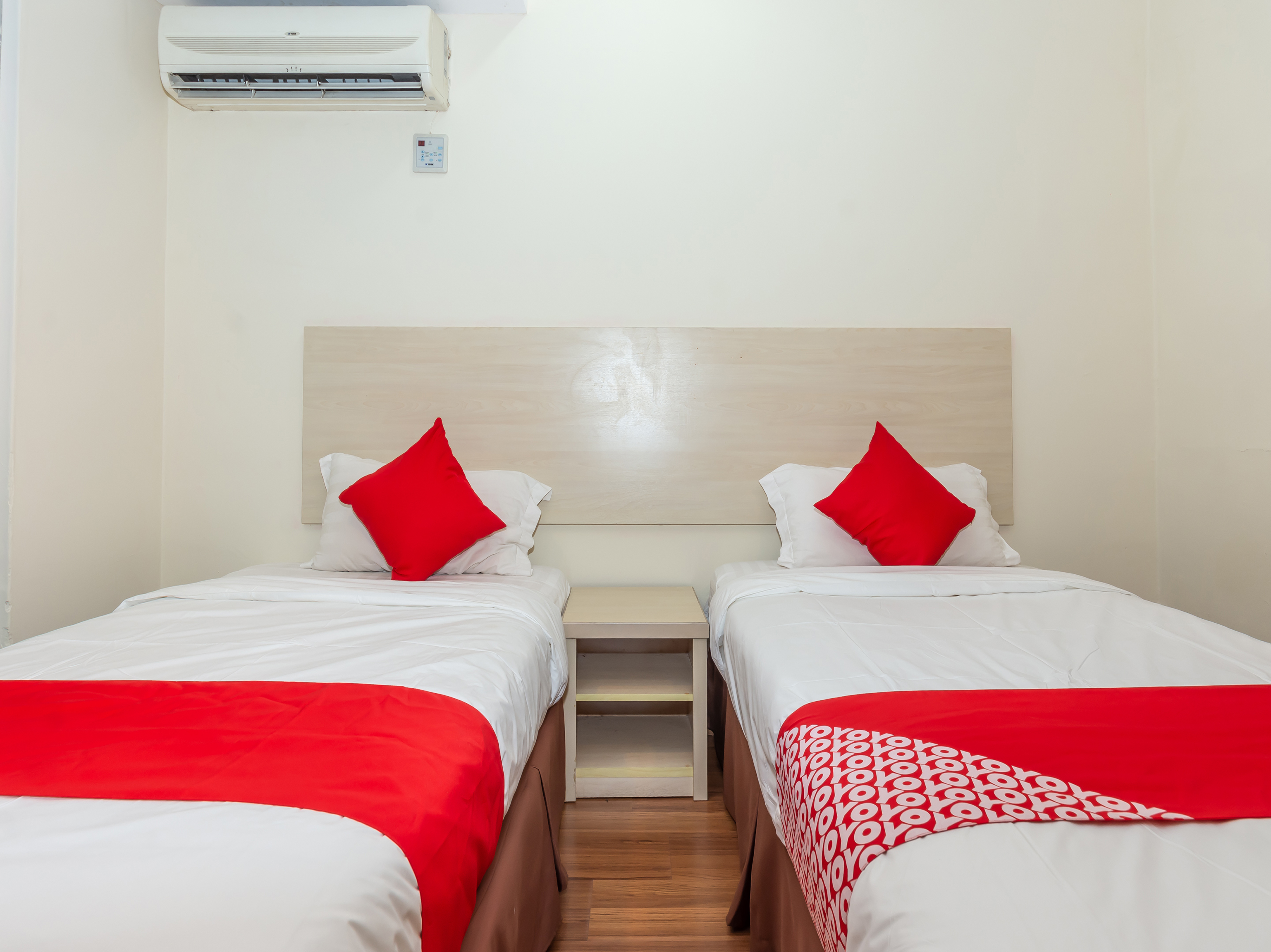 Hotel 906 Airport