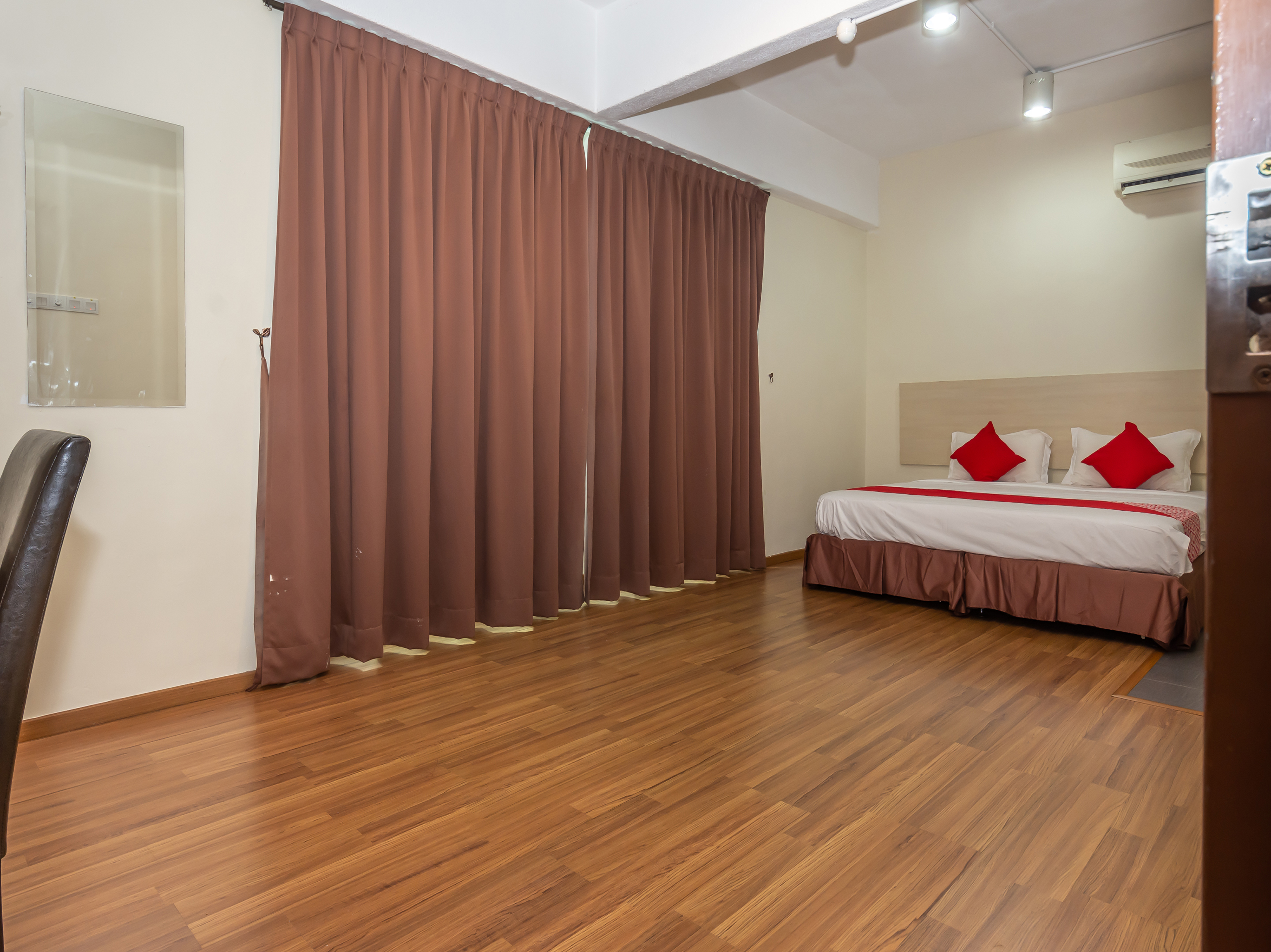 Hotel 906 Airport