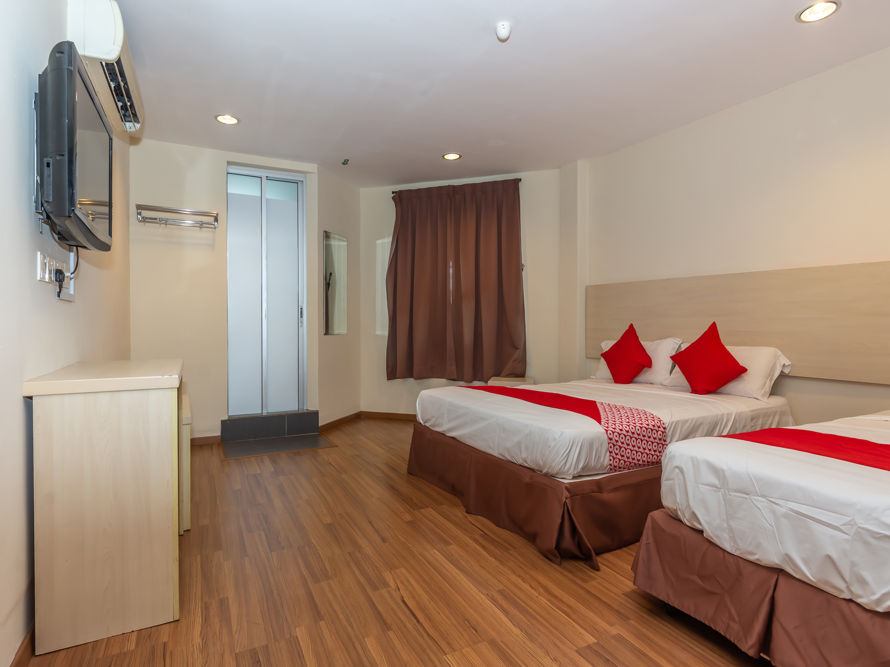 Hotel 906 Airport