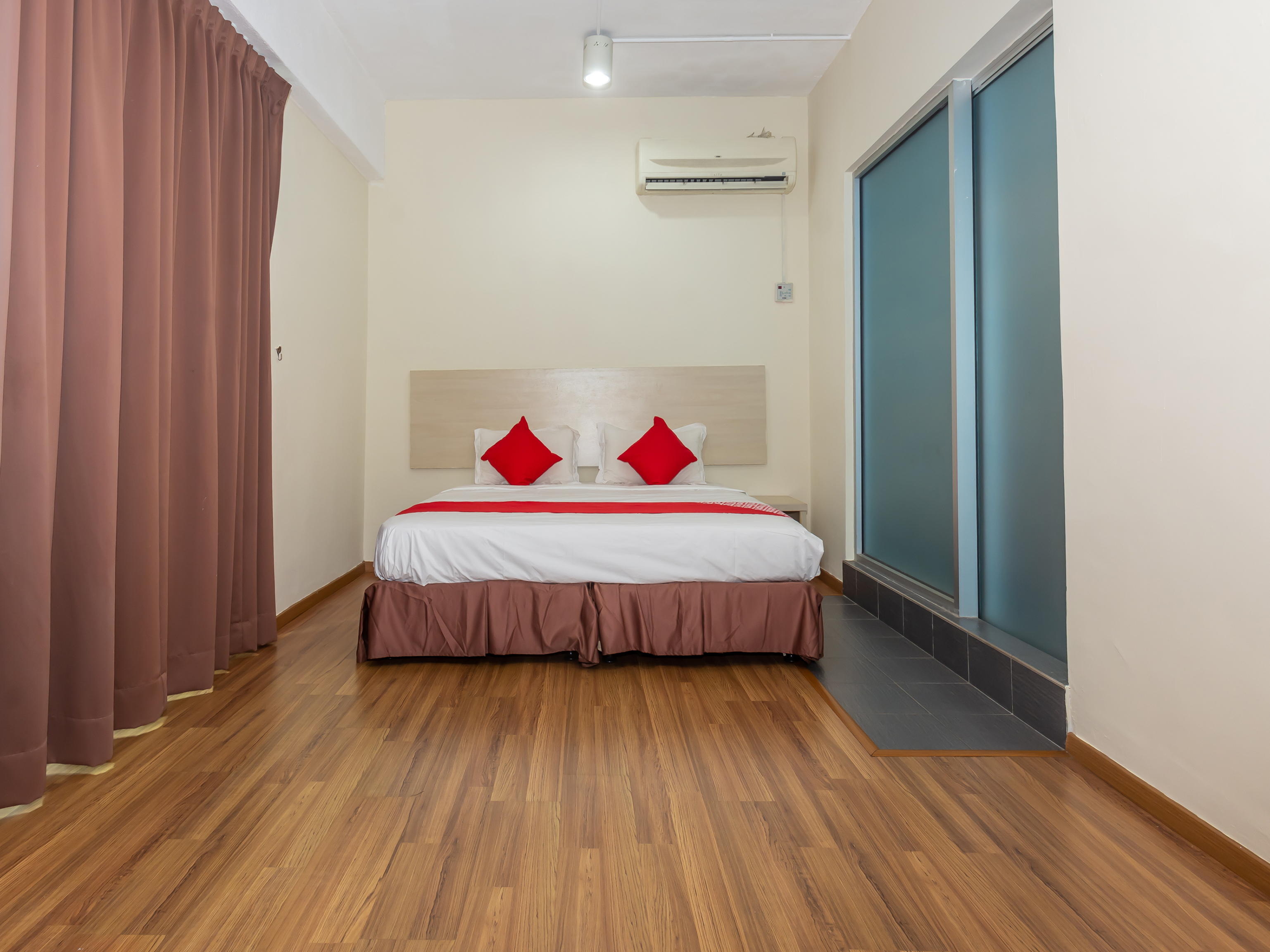 Hotel 906 Airport