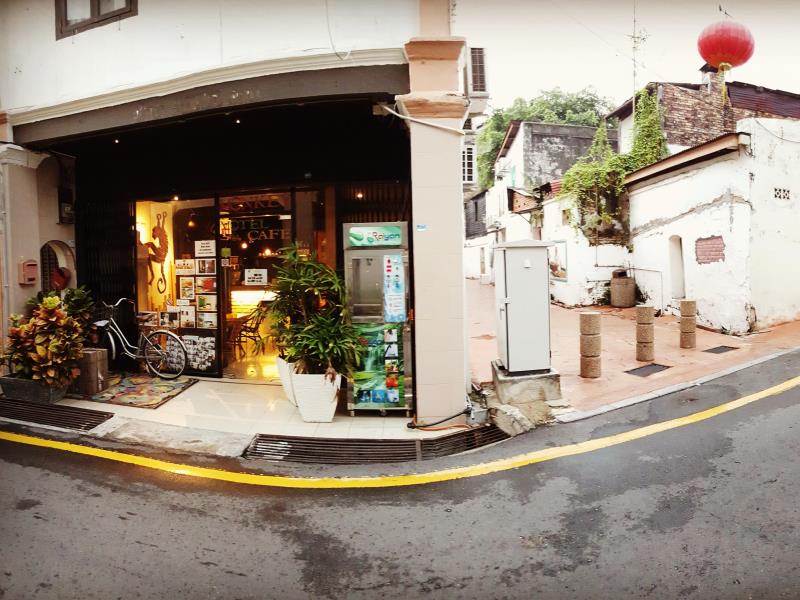 Monkey Motel & Cafe
