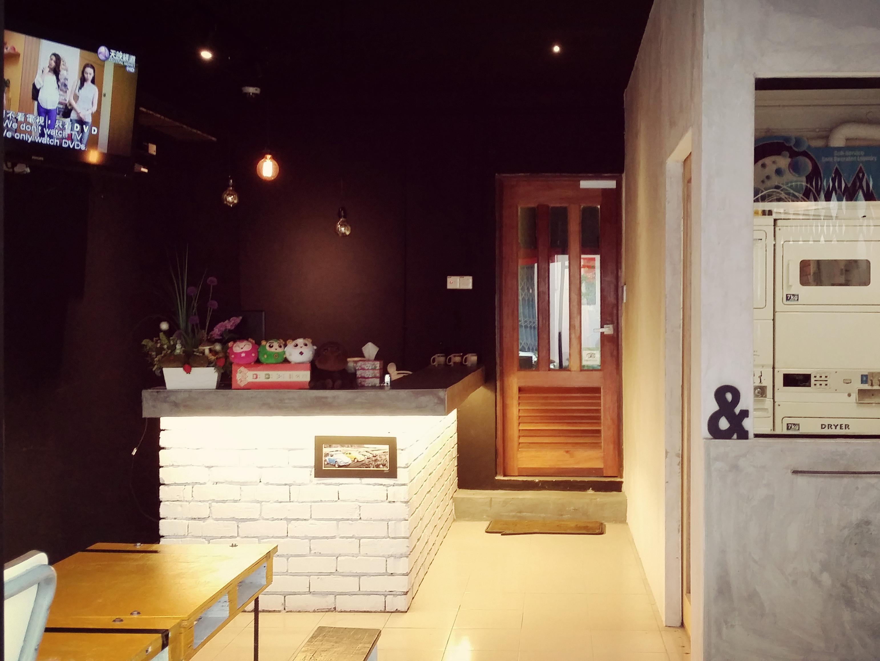 Monkey Motel & Cafe