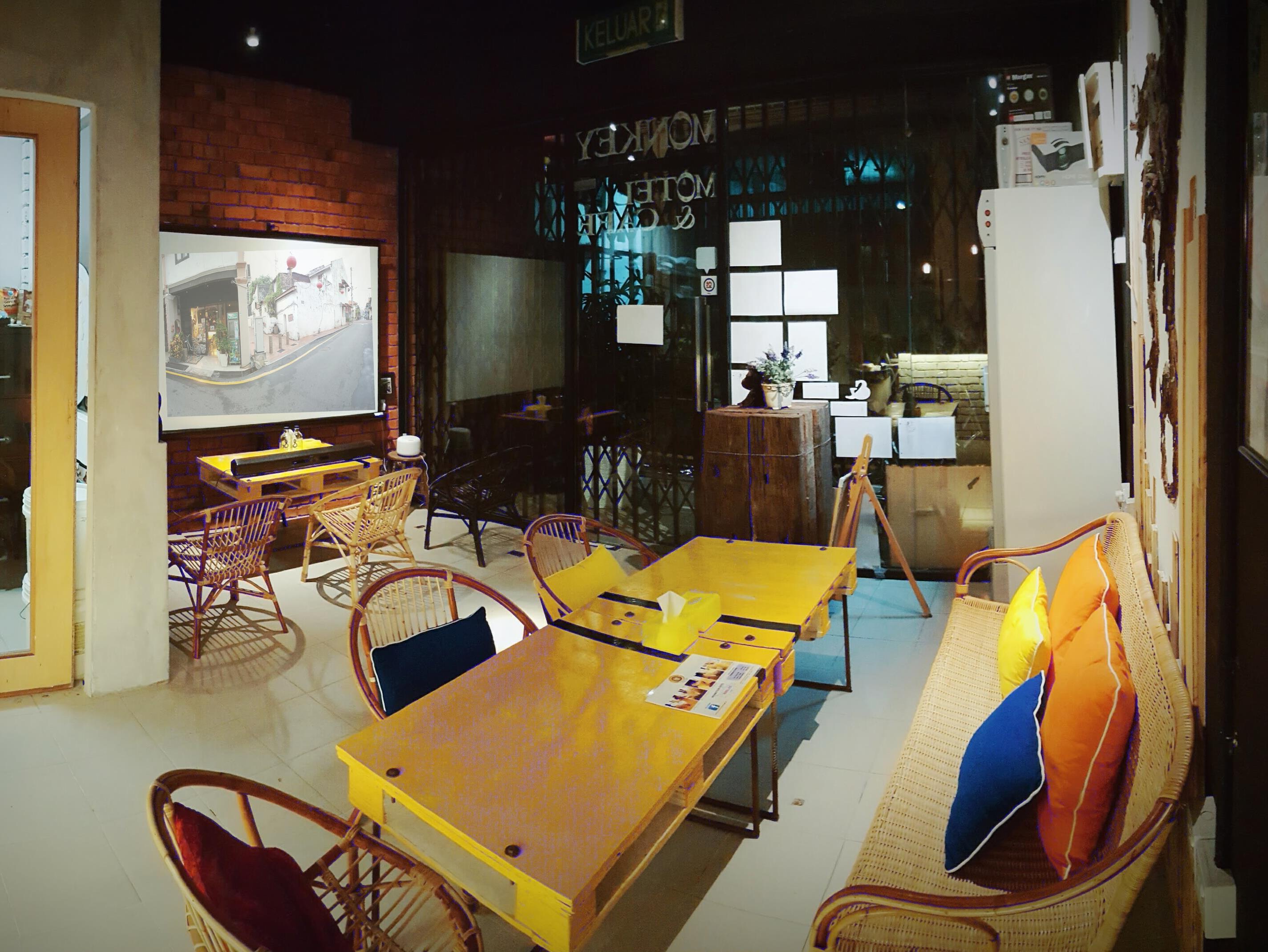 Monkey Motel & Cafe