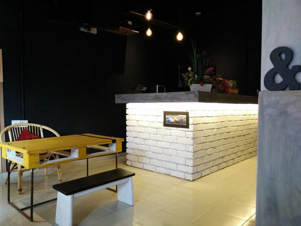 Monkey Motel & Cafe