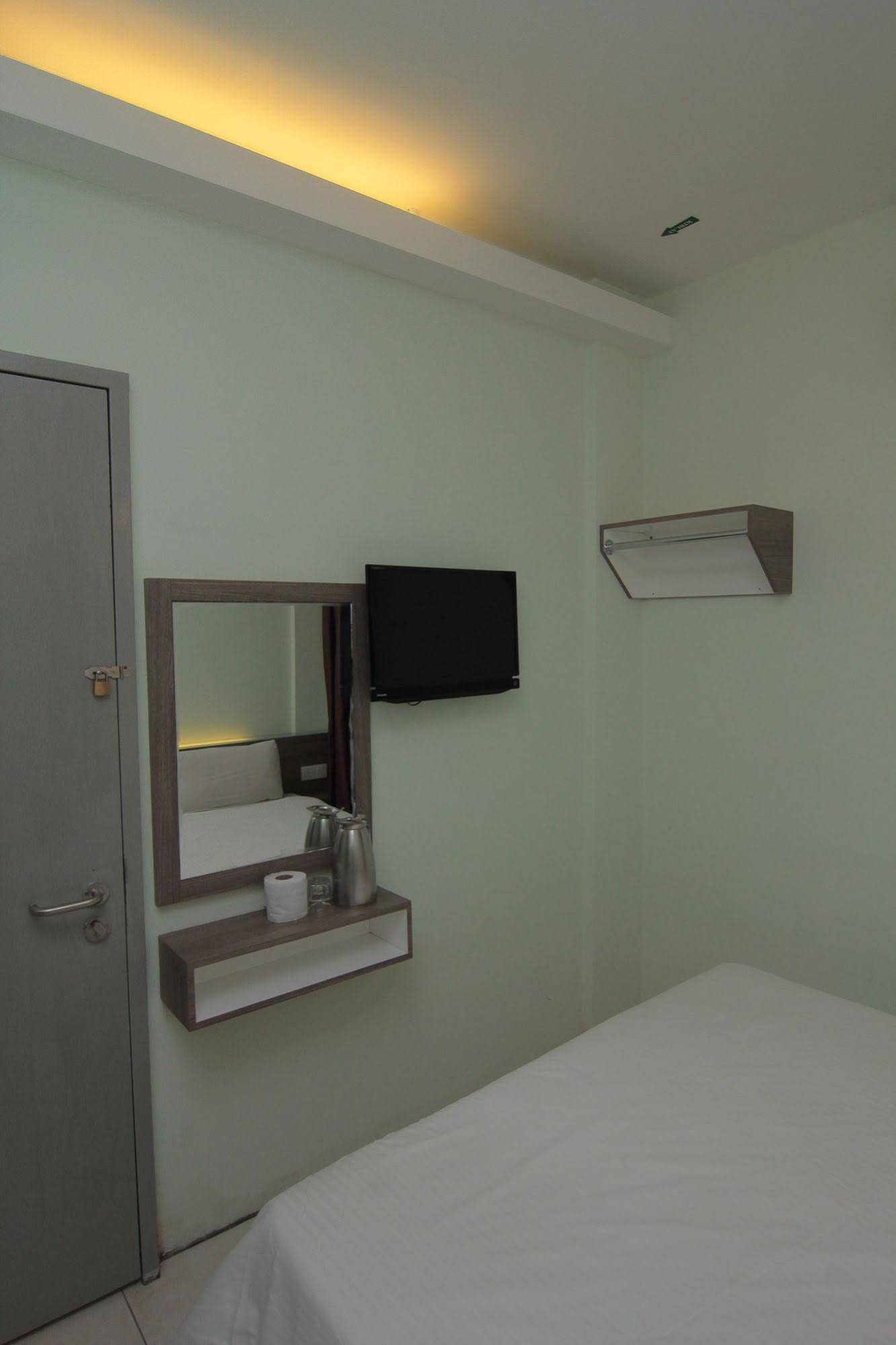 Qish Hotel