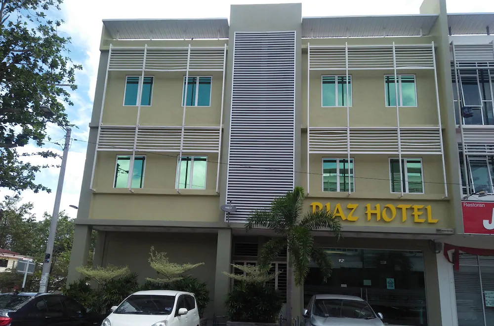 Riaz Hotel by OYO Rooms
