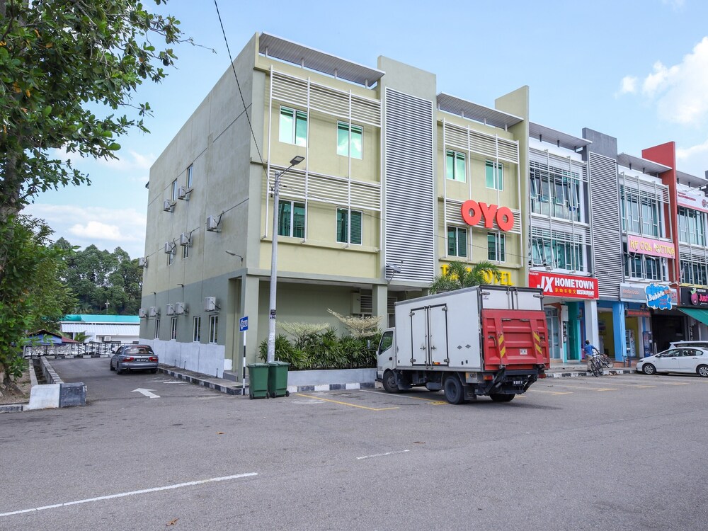 Riaz Hotel by OYO Rooms