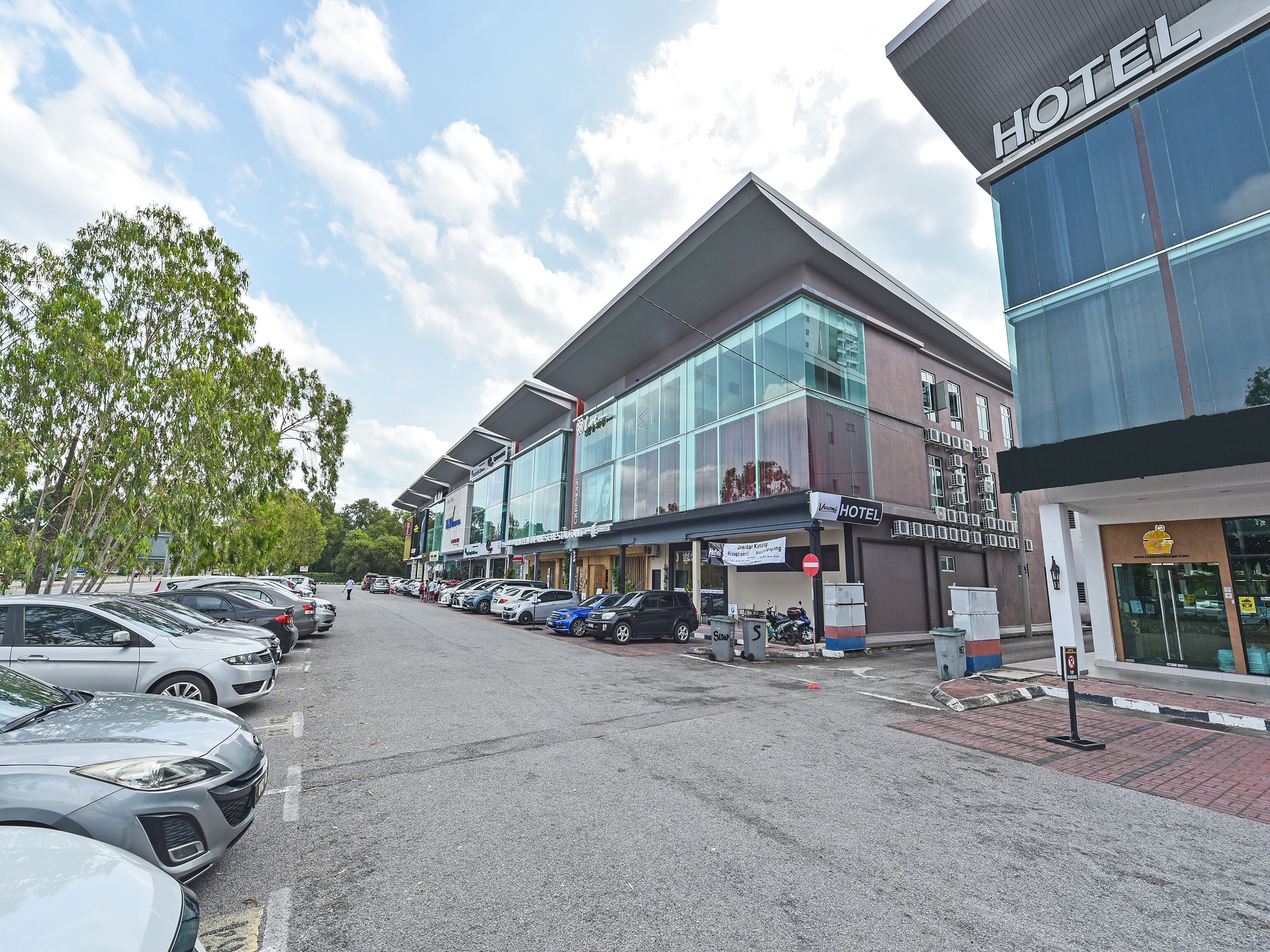 Venomi Hotel by OYO