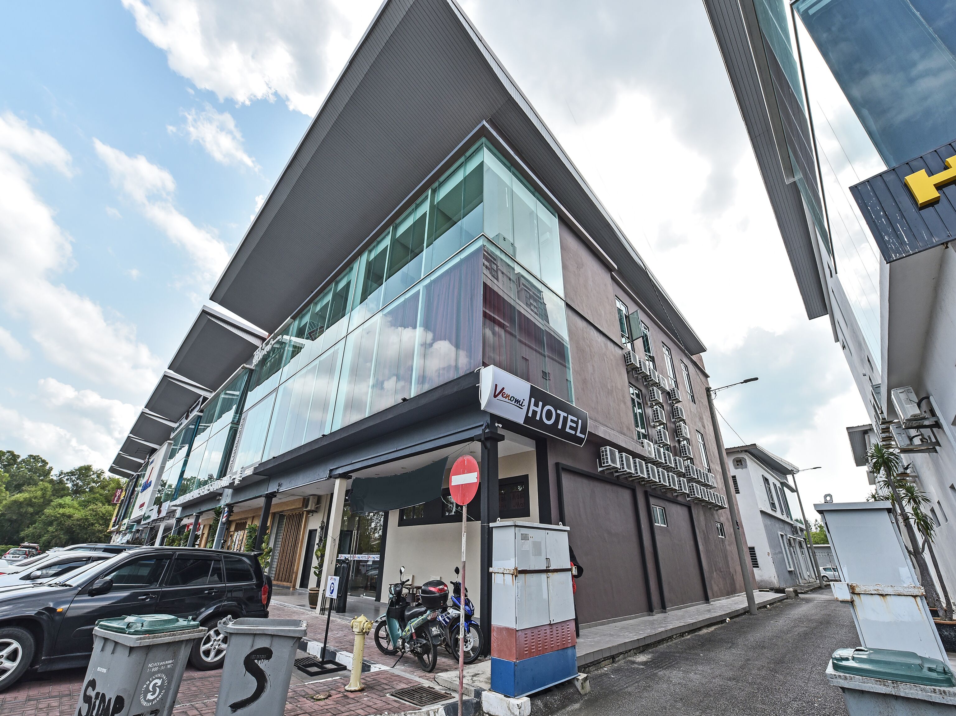 Venomi Hotel by OYO