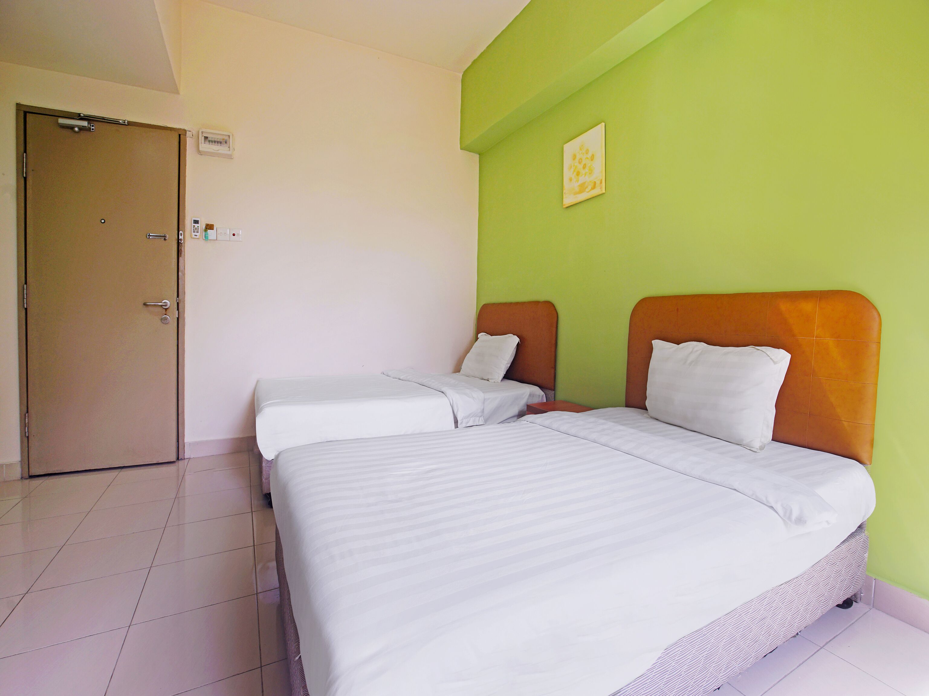 Oyo 90516 Hotel Night Queen Salak Tinggi