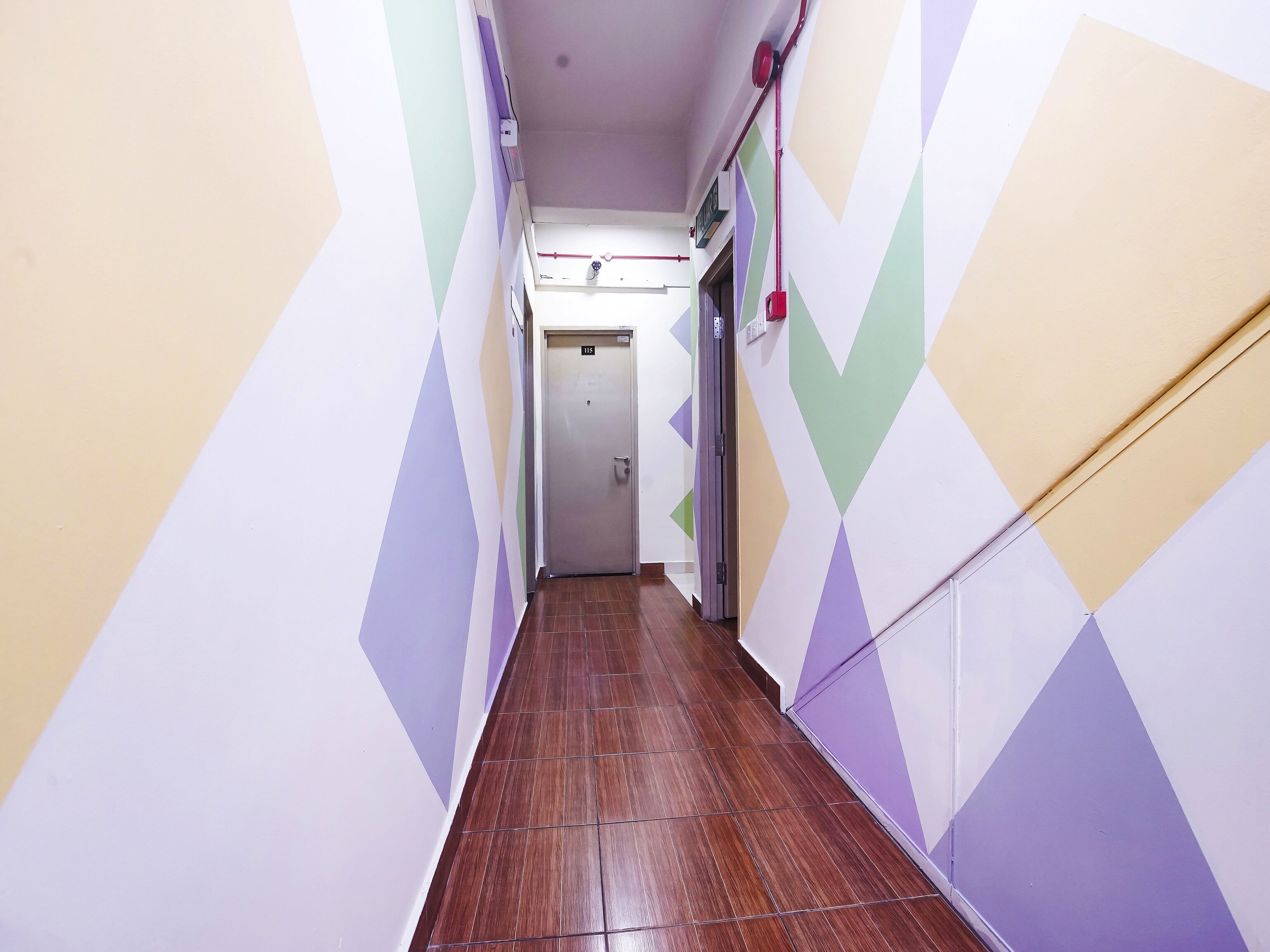 Oyo 90516 Hotel Night Queen Salak Tinggi