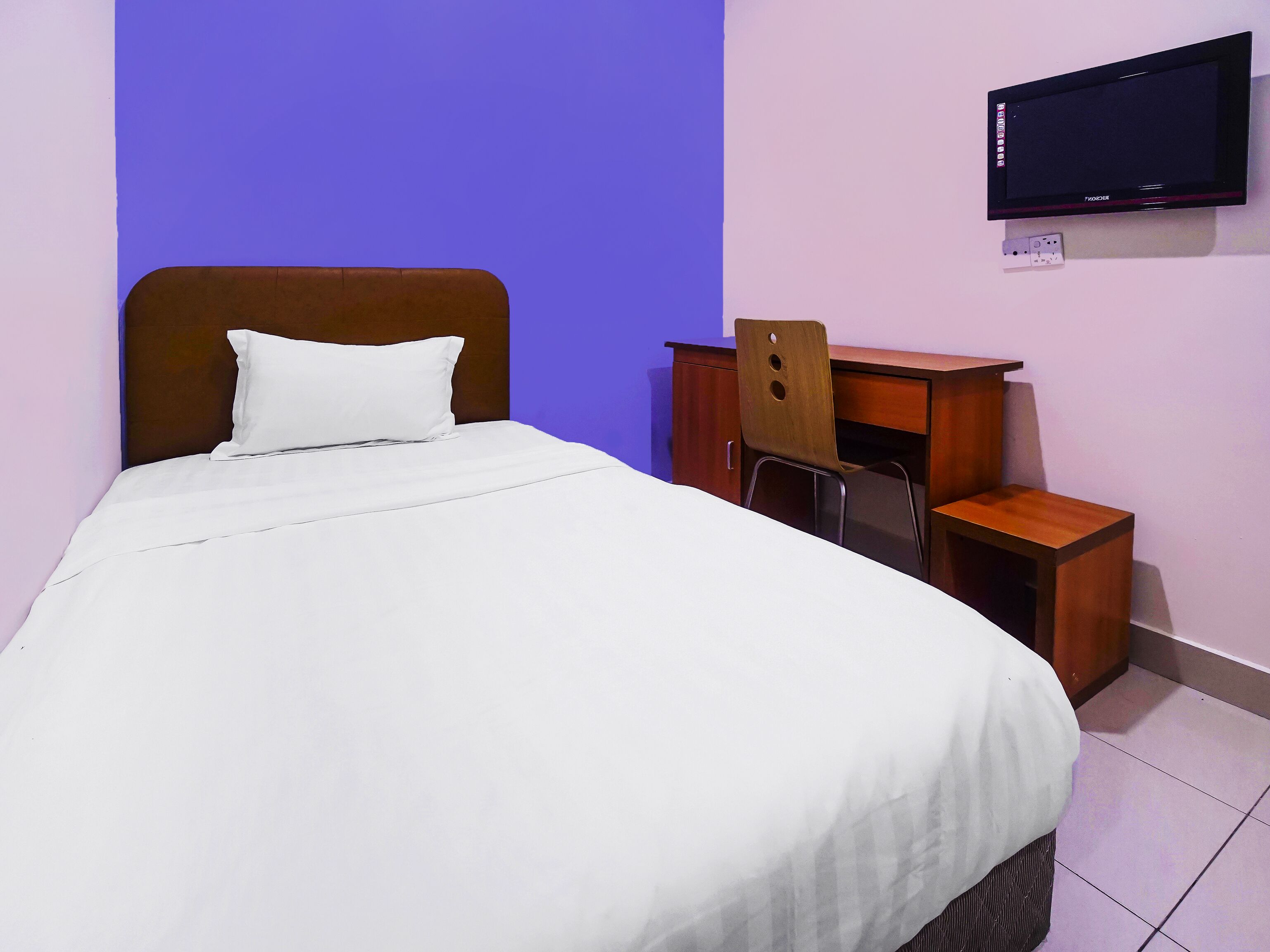 Oyo 90516 Hotel Night Queen Salak Tinggi