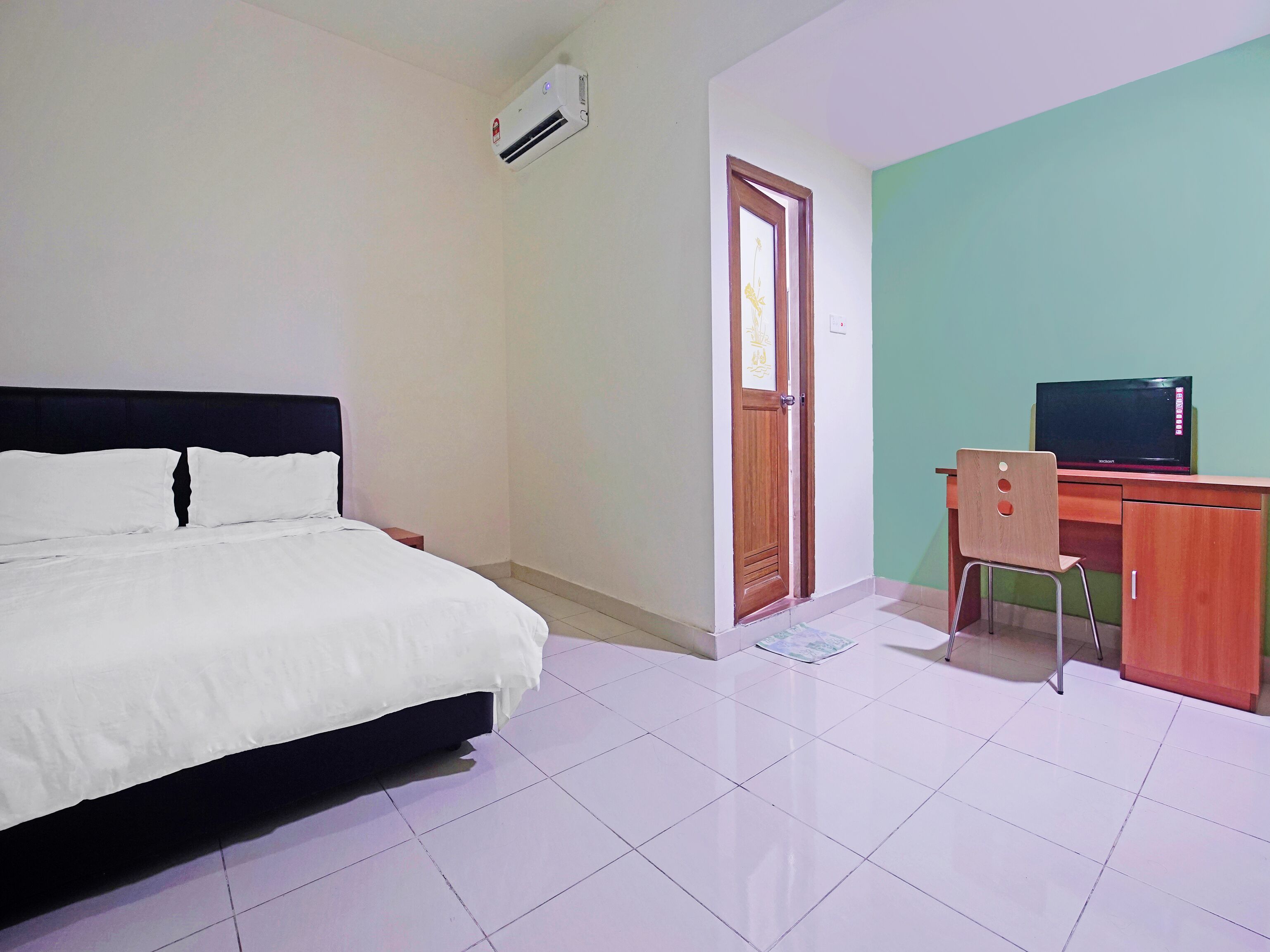 Oyo 90516 Hotel Night Queen Salak Tinggi