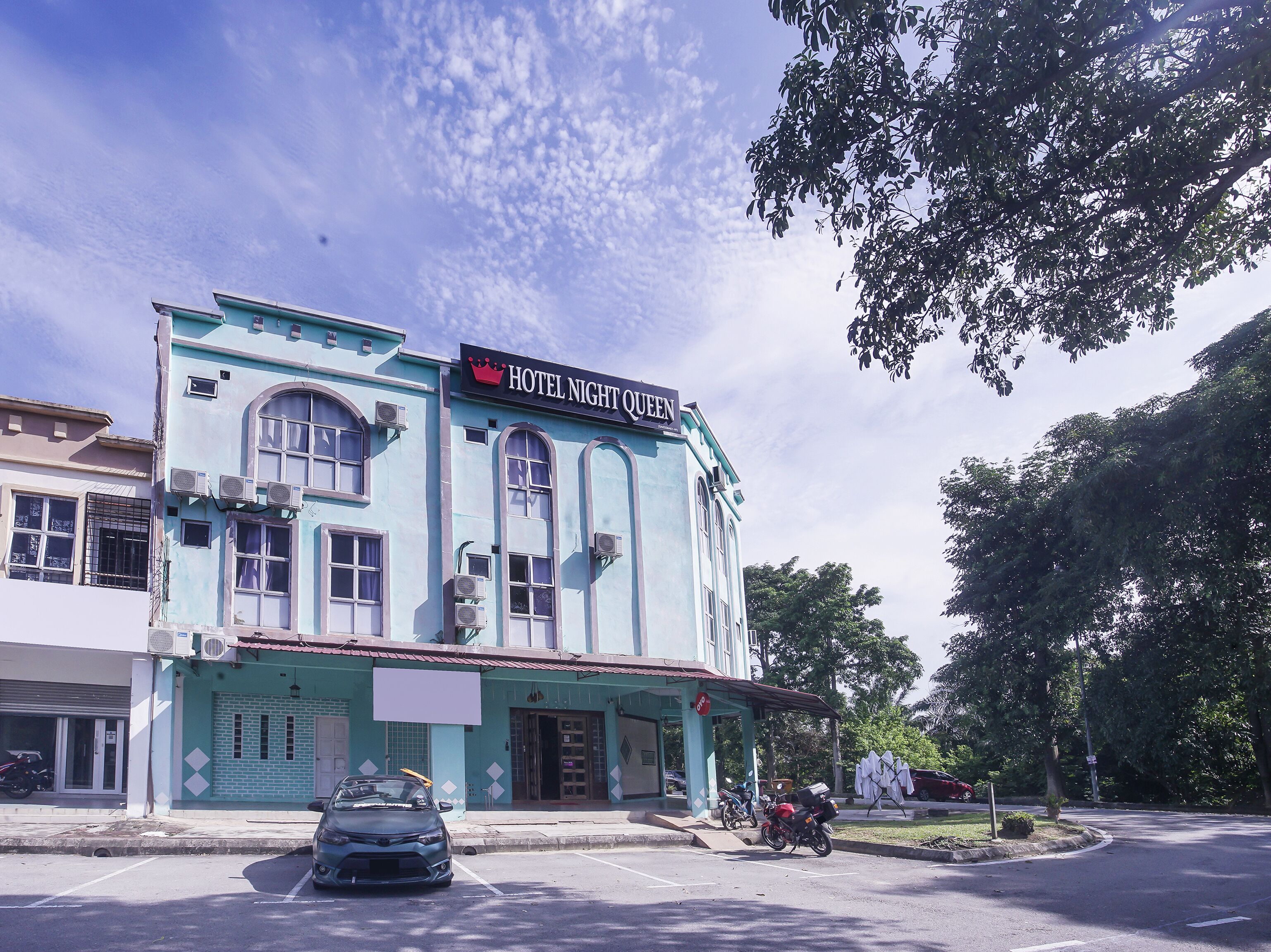 Oyo 90516 Hotel Night Queen Salak Tinggi