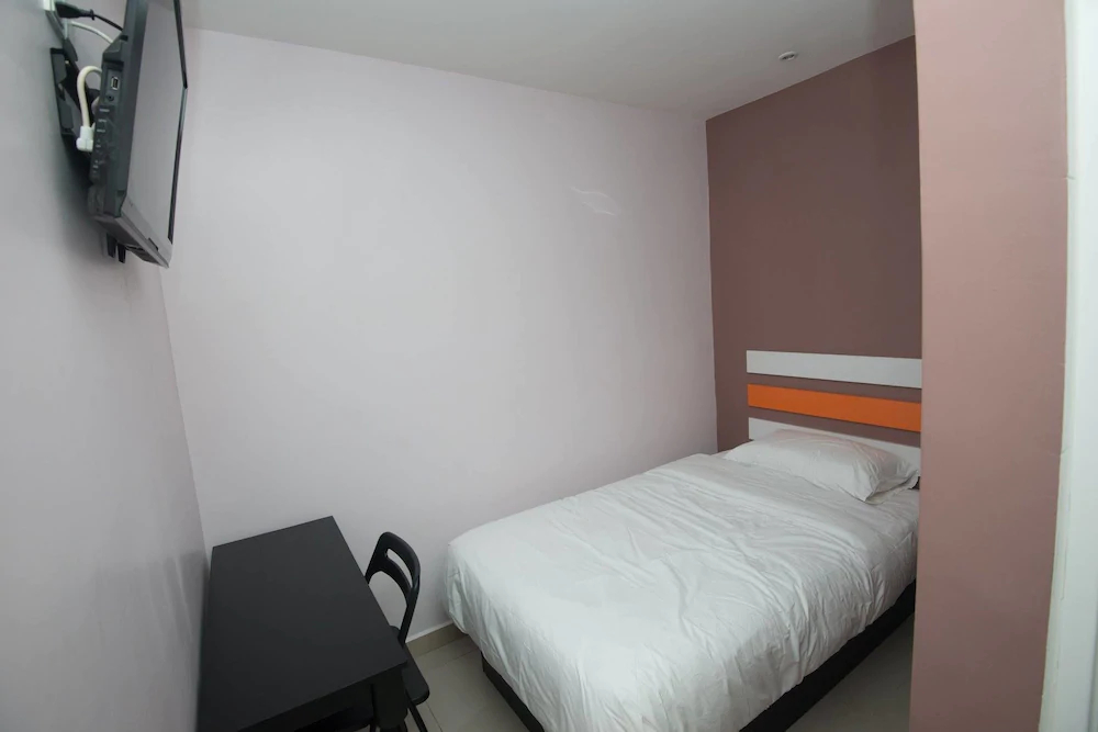 OYO 992 Red Orange Hotel Sdn Bhd Kuala Pilah