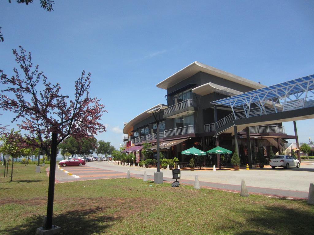 Waterfront Boutique Hotel