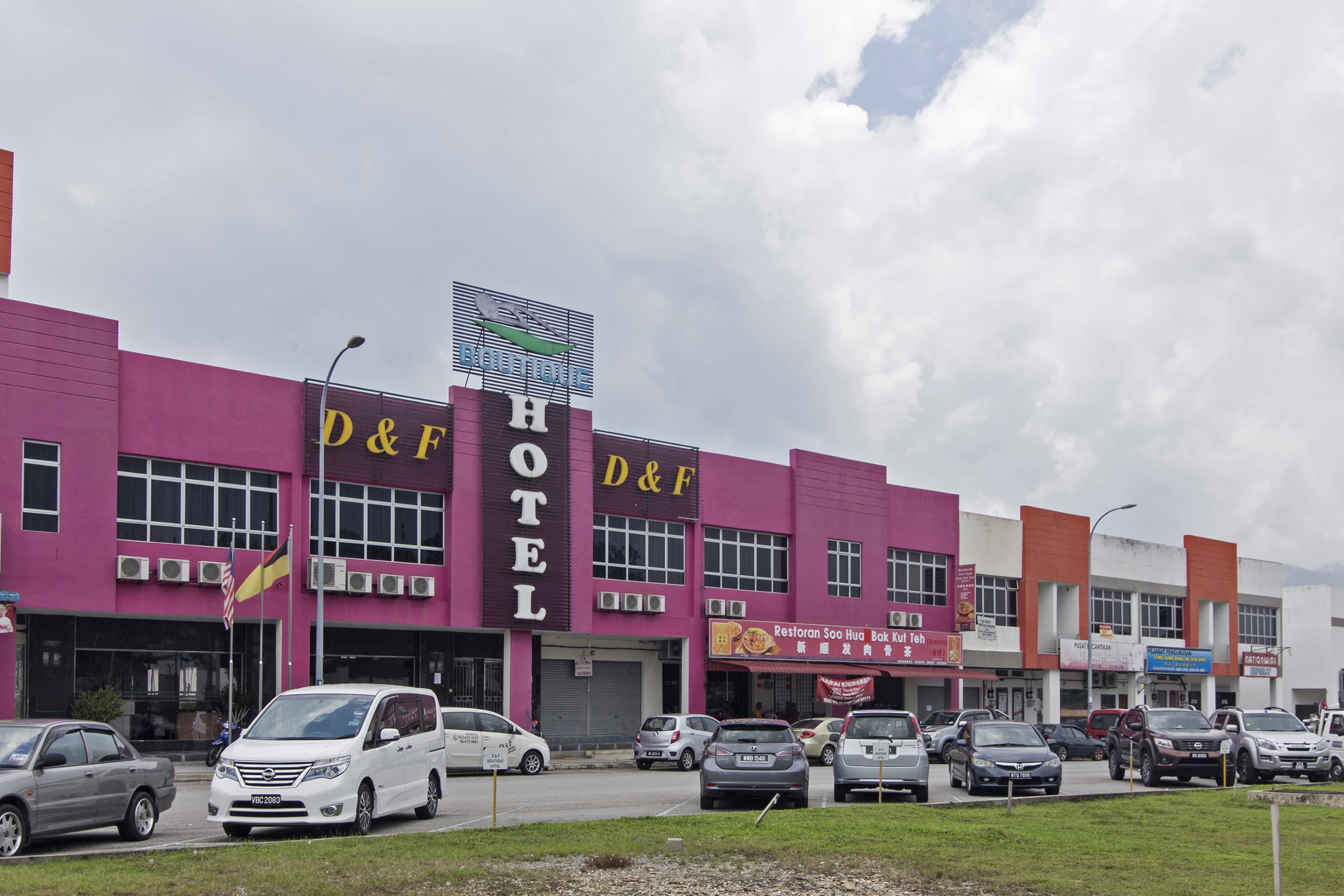 D&F Boutique Hotel Senawang By OYO Rooms