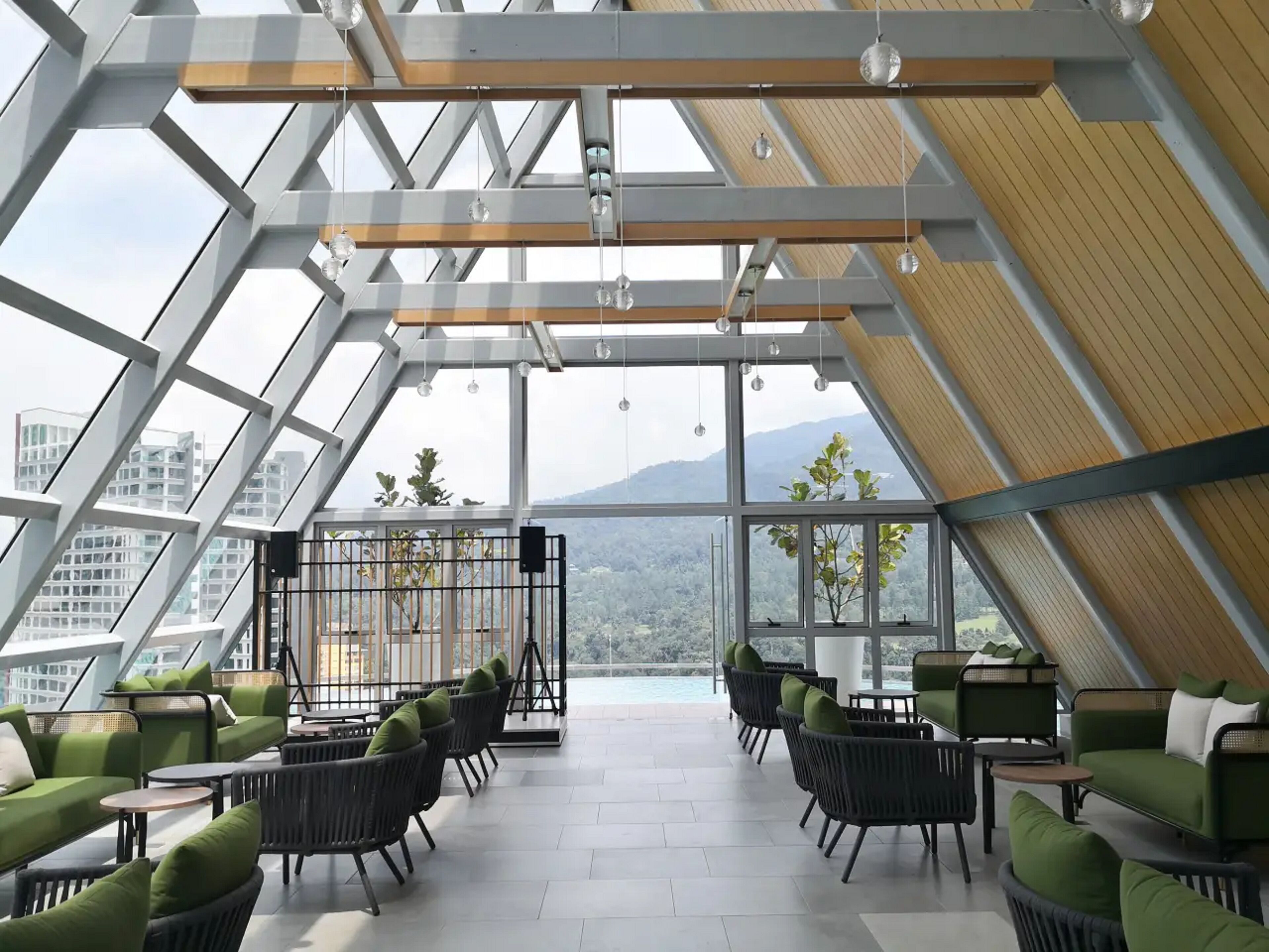 MU Windmill – 360 Skypool Superior Suite