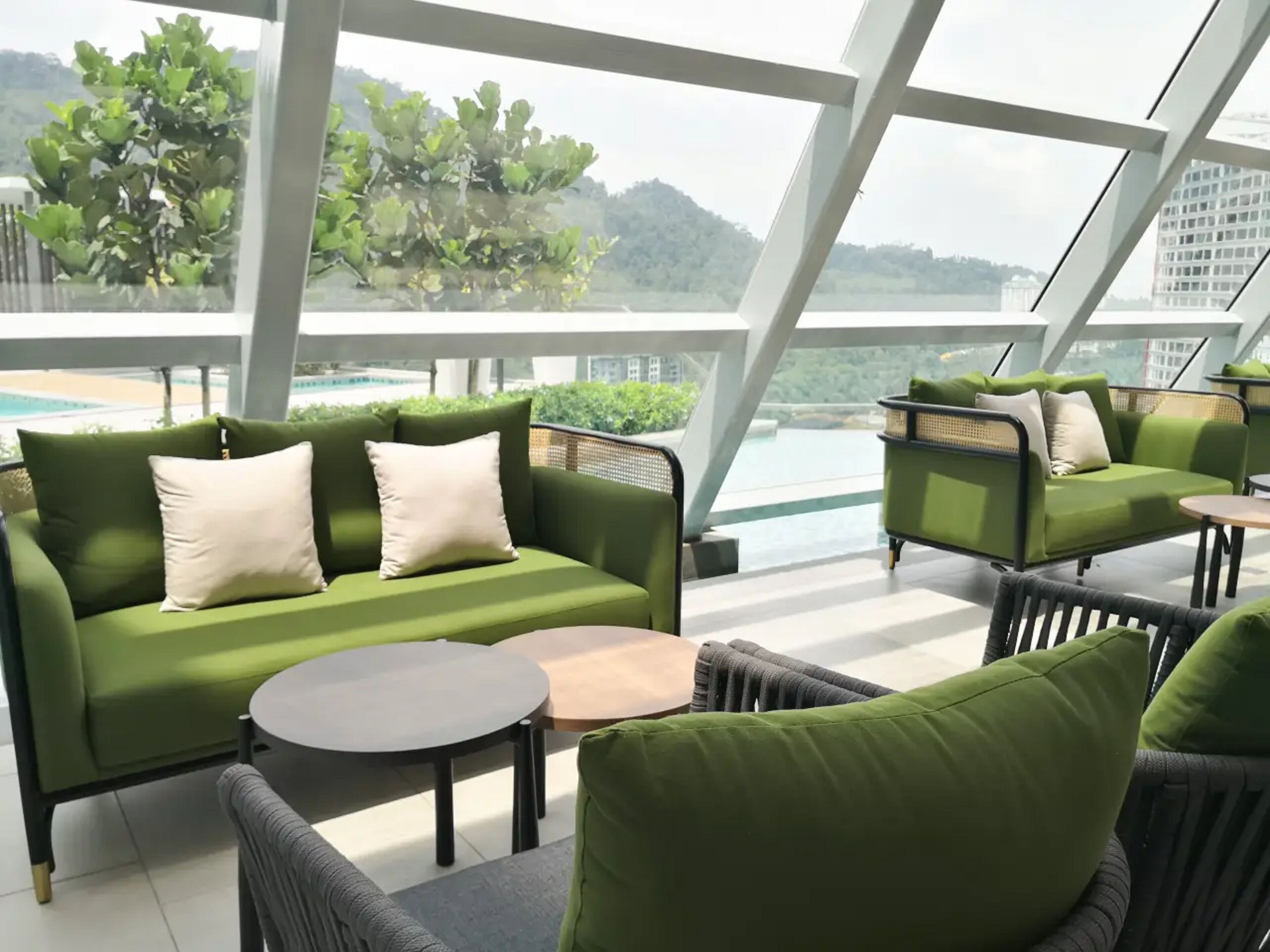 MU Windmill – 360 Skypool Superior Suite