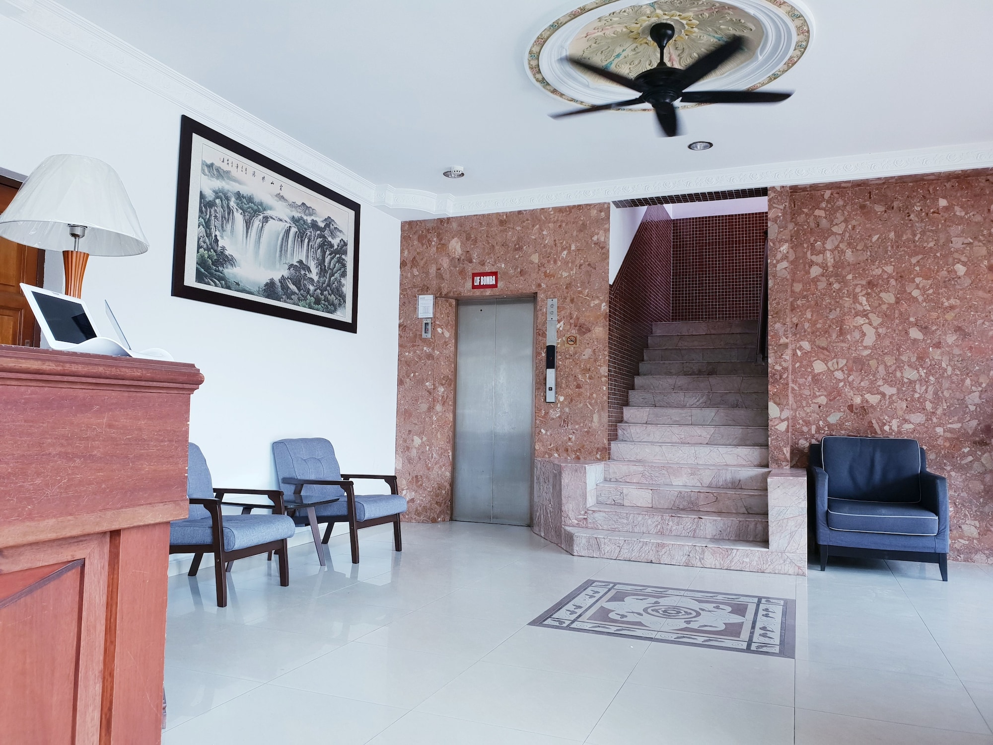 Grand Champagne Hotel