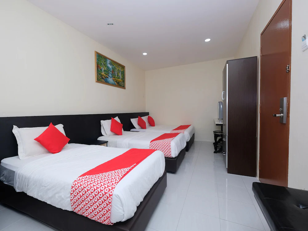 Q Hotel by OYO Rooms