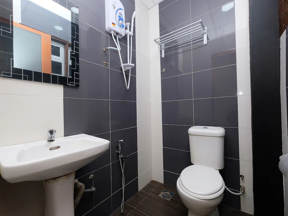 Q Hotel by OYO Rooms