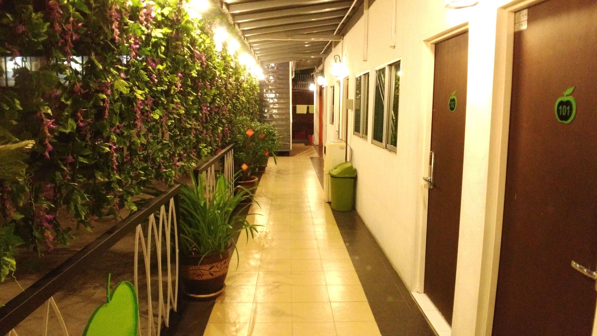 Apple1Hotel Gurney