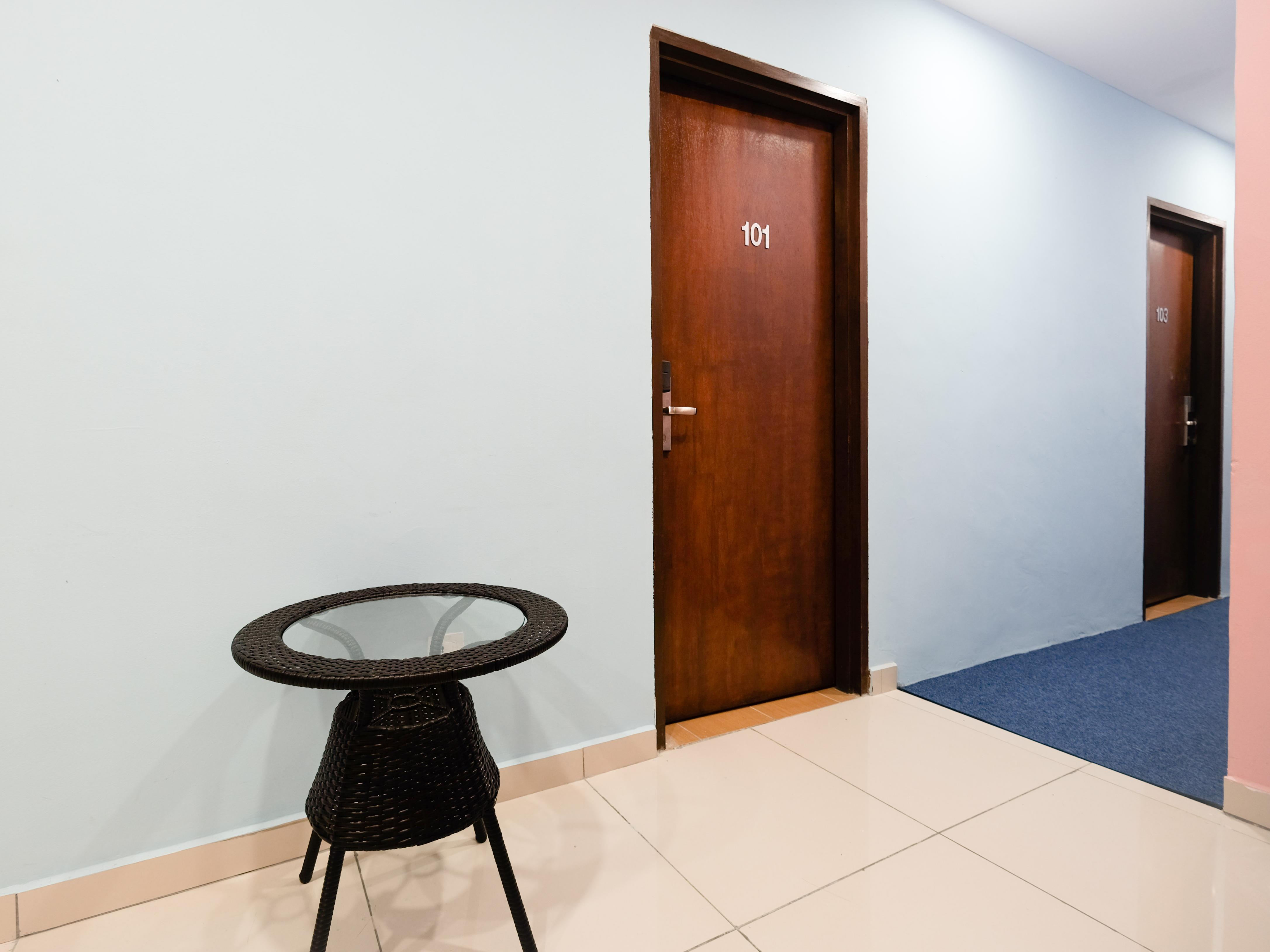 Colour Hotel by ZEN Rooms