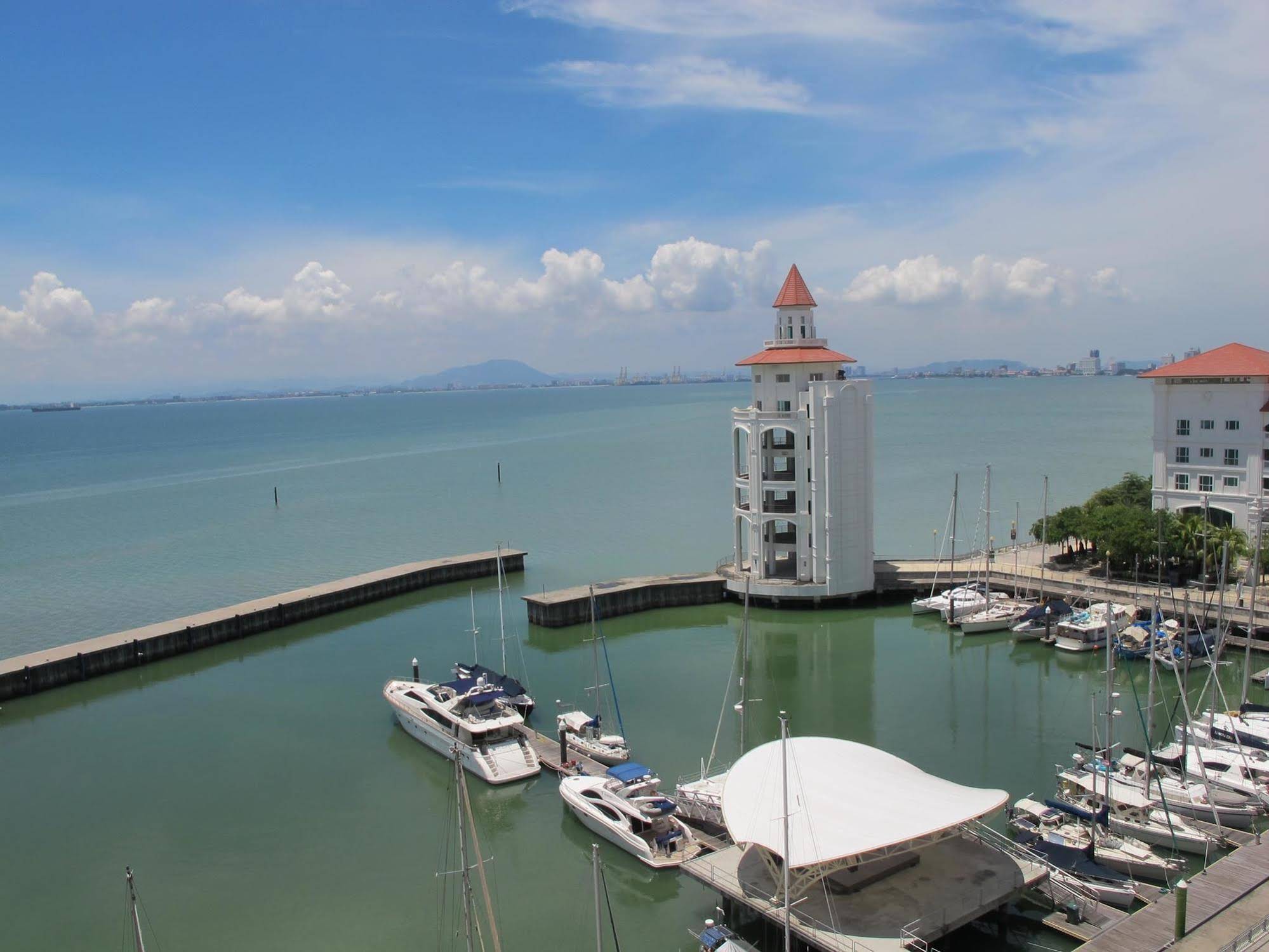 Luxury Suites @ Straits Quay