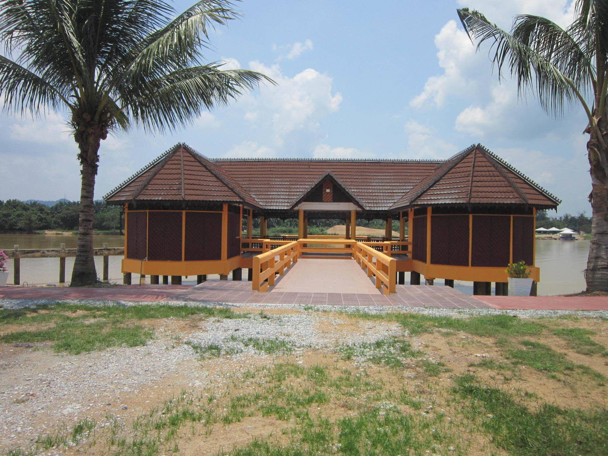 Green Village Pasir Salak Eco River Resort
