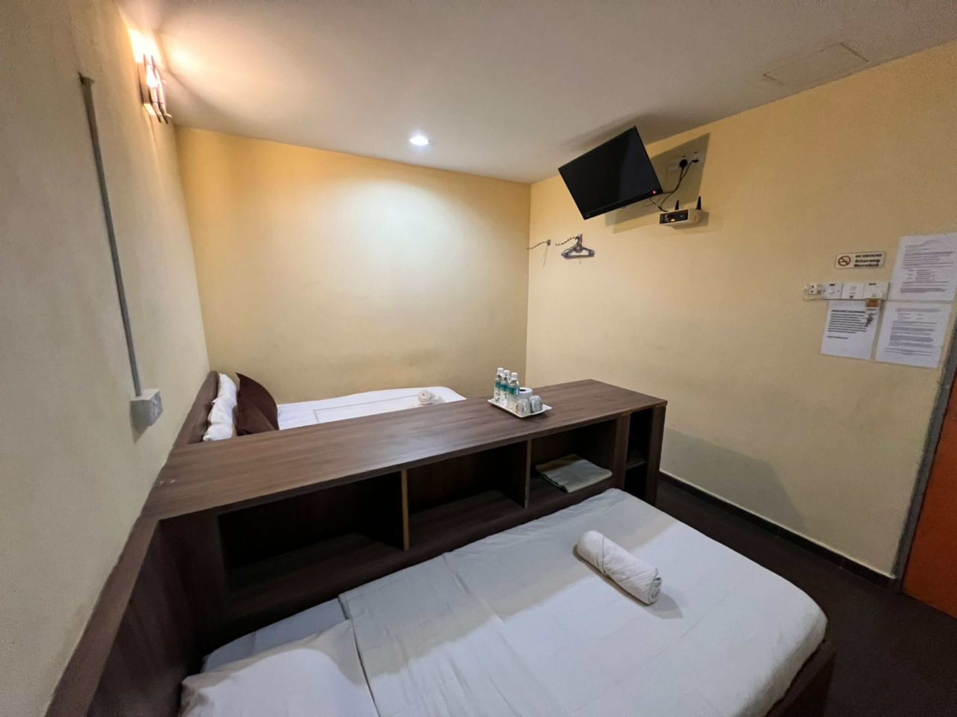 OYO 91040 Hotel Ezi Inn