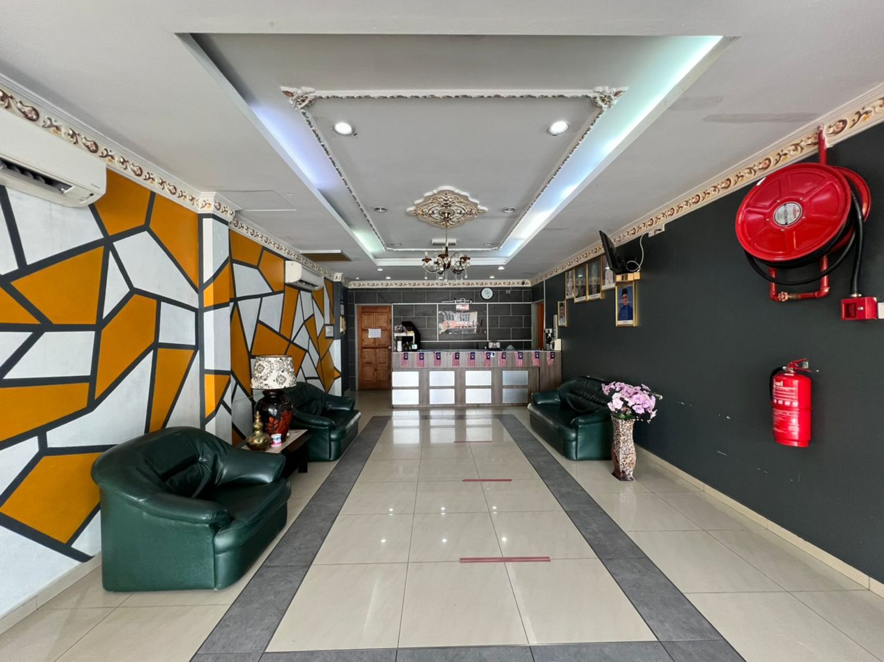 OYO 91040 Hotel Ezi Inn