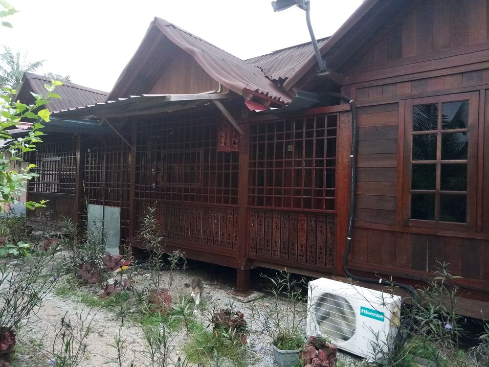 YC Chalet Roomstay Lekir