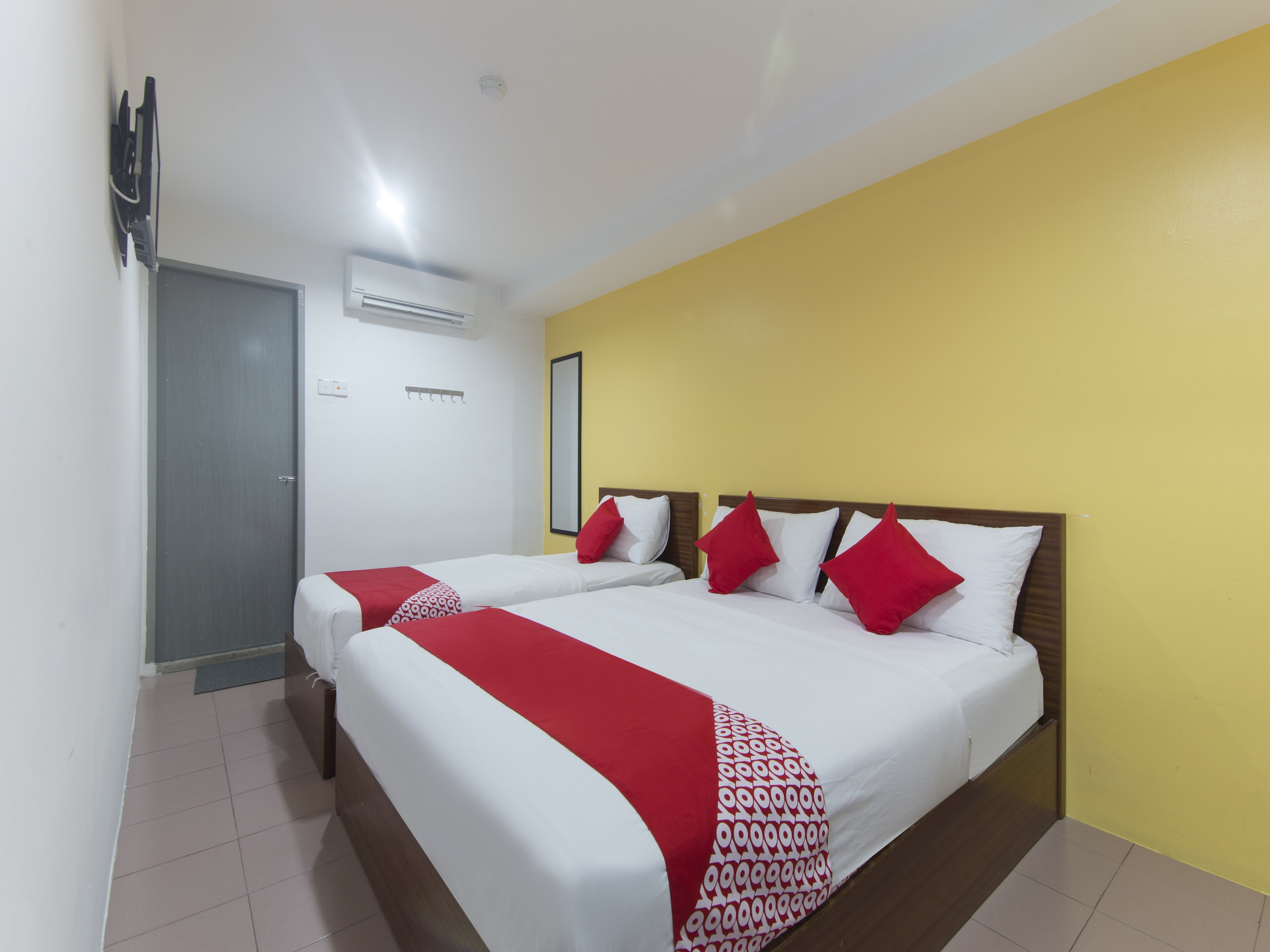 Lux Hotel by OYO Rooms