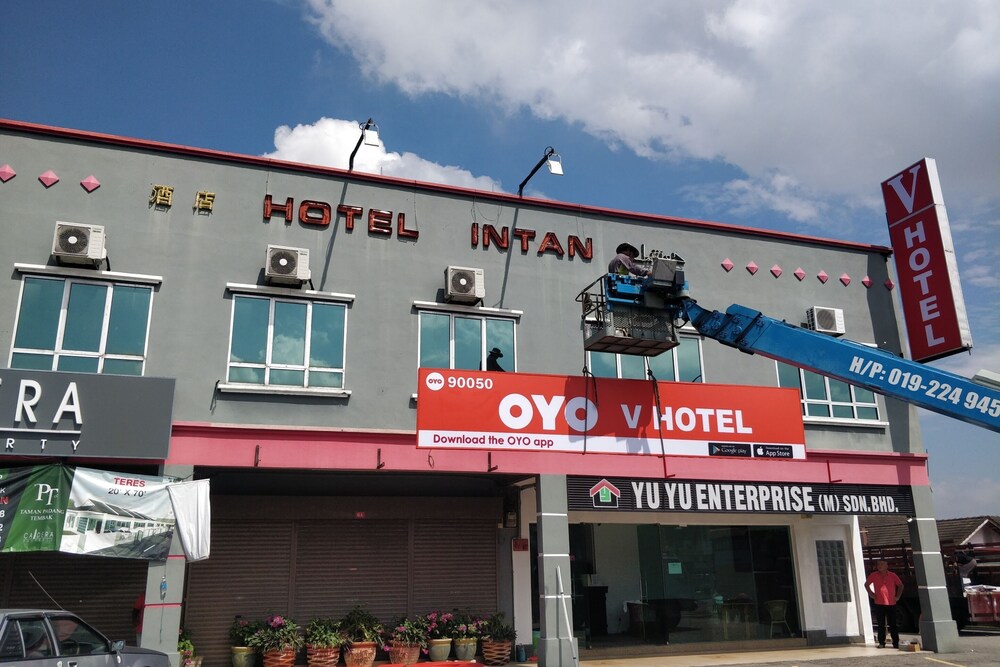 V Hotel by OYO