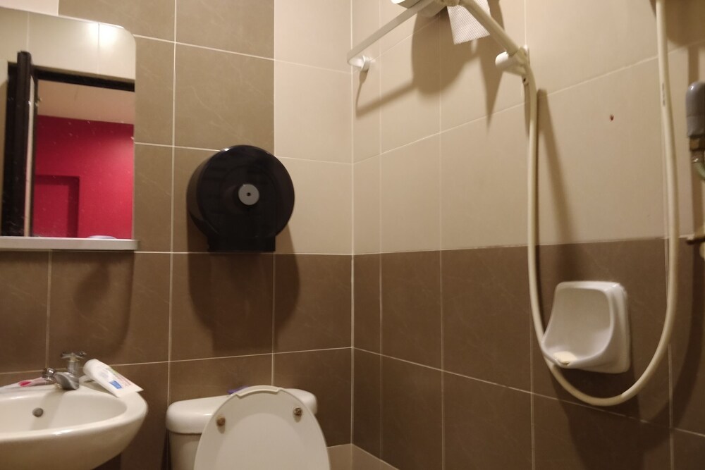 V Hotel by OYO