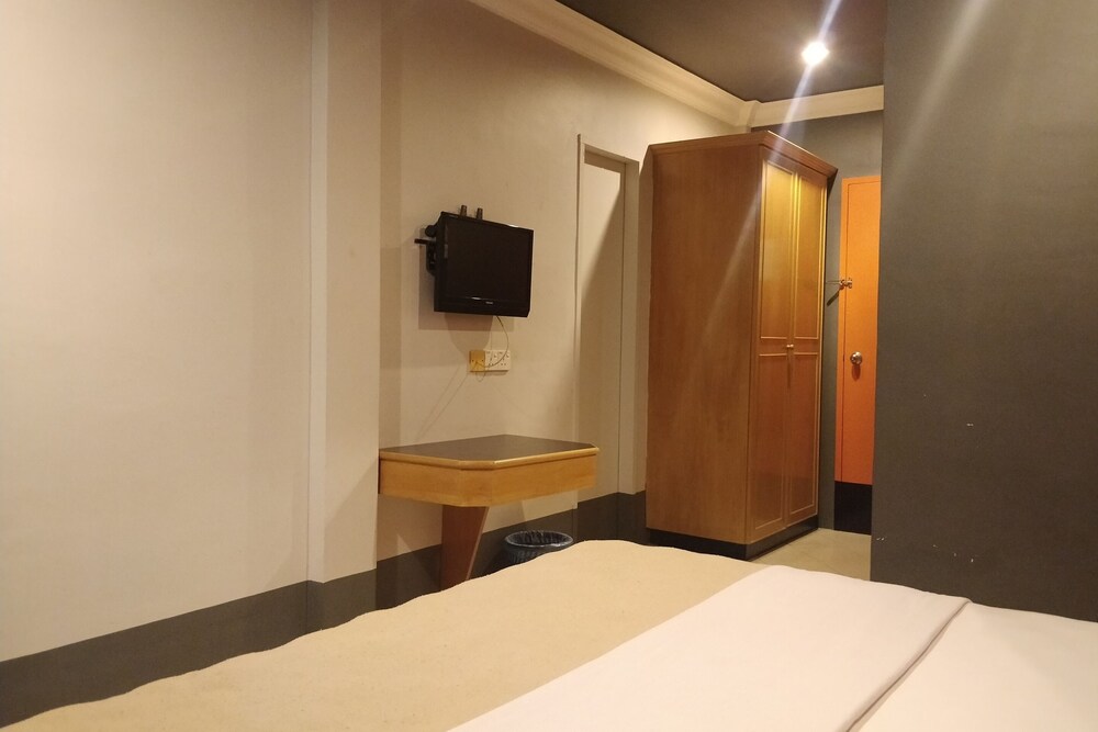 V Hotel by OYO