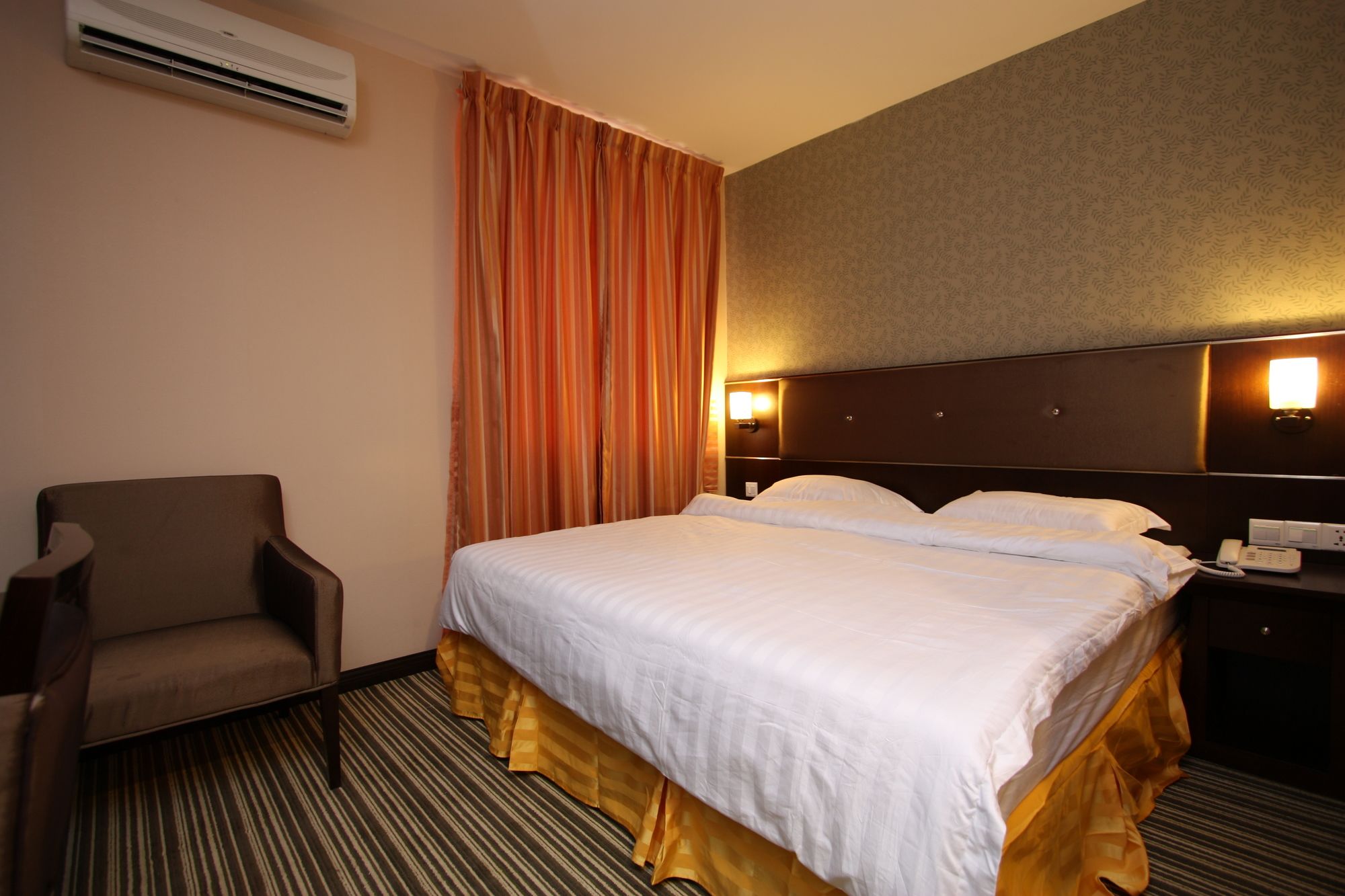 1 City Hotel