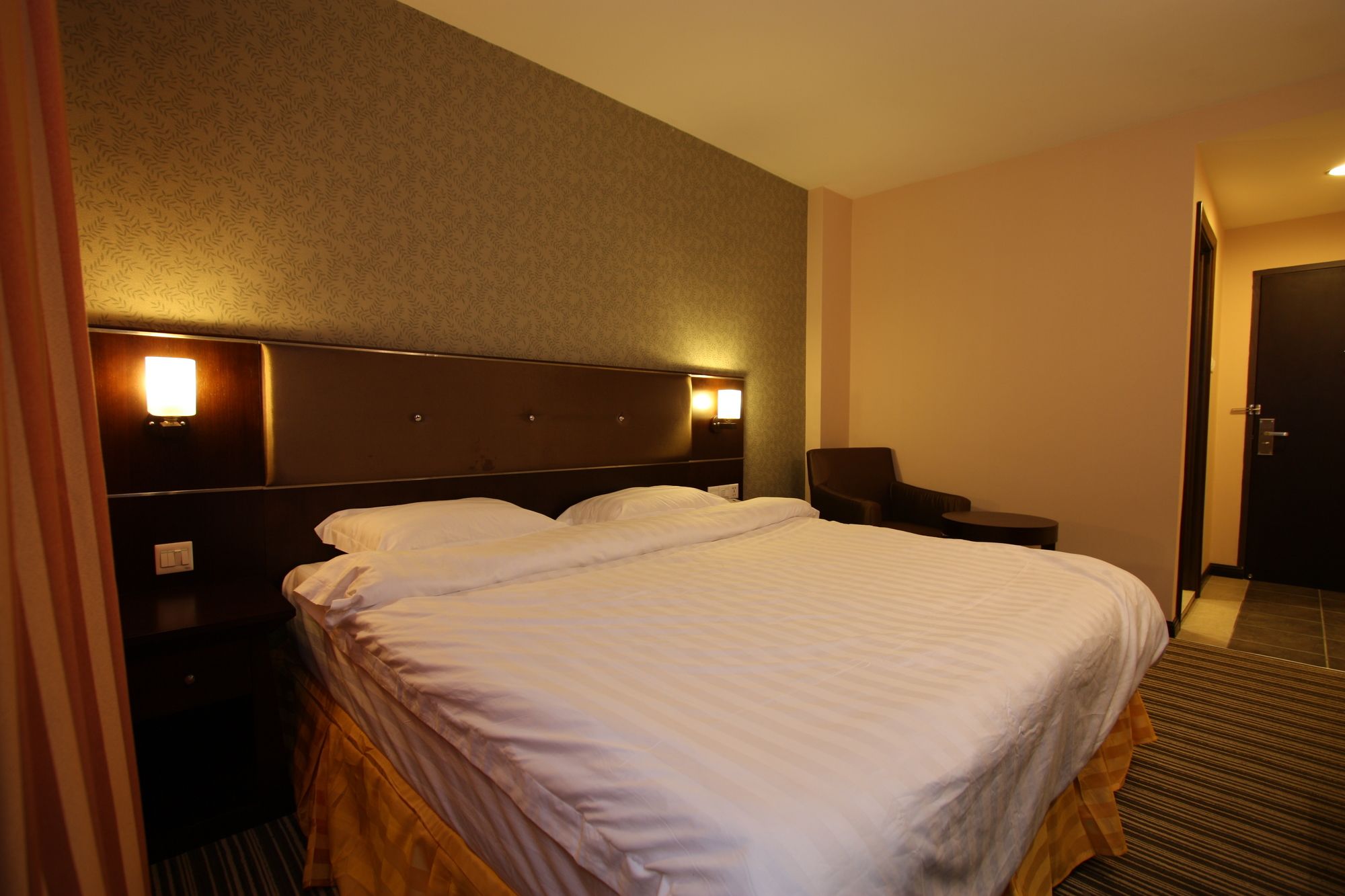 1 City Hotel