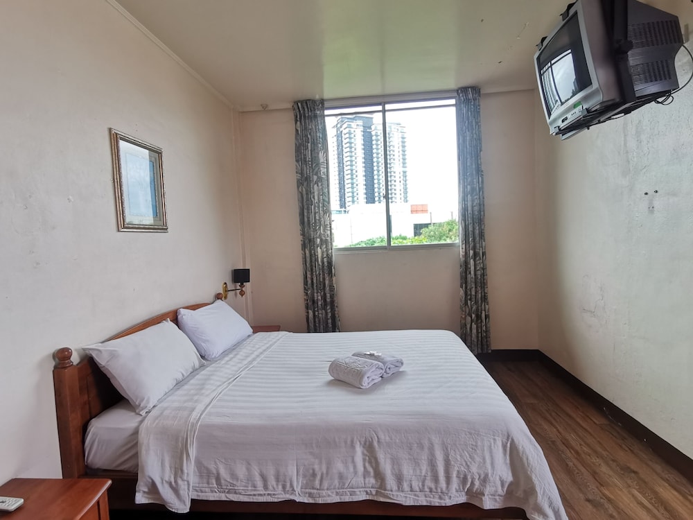 Hotel Holiday Park by OYO Rooms