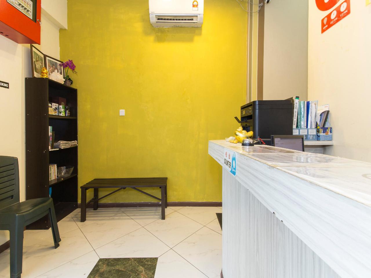 OYO 228 Basic Hotel