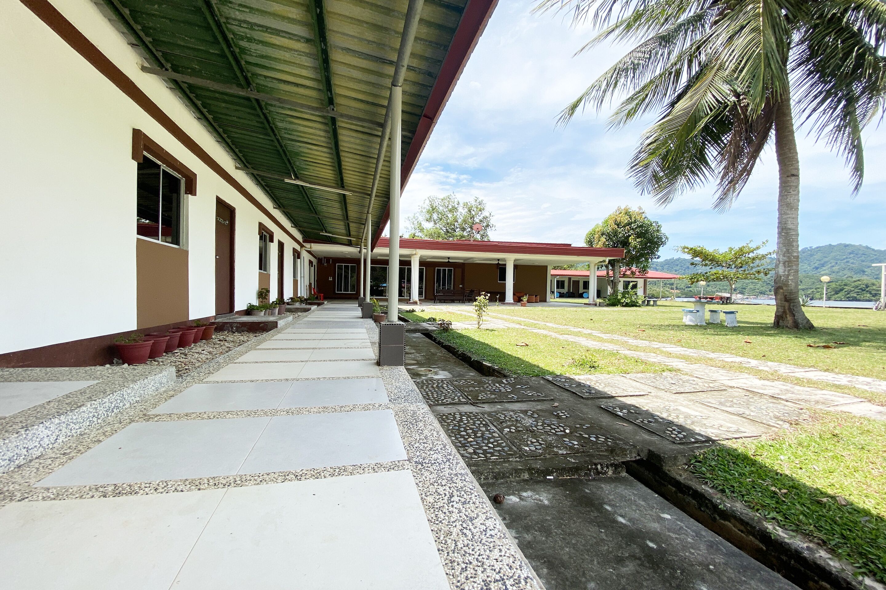Oyo Home 90319 Ambong Bay Resthouse Homes