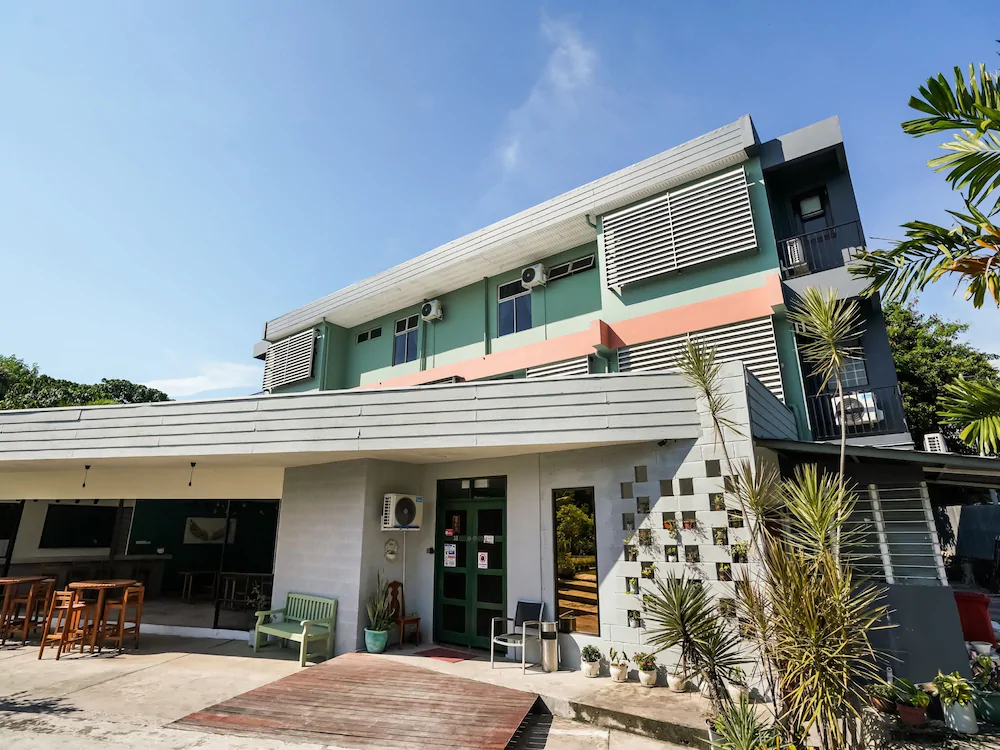 Treeline Urban Inn by OYO Rooms