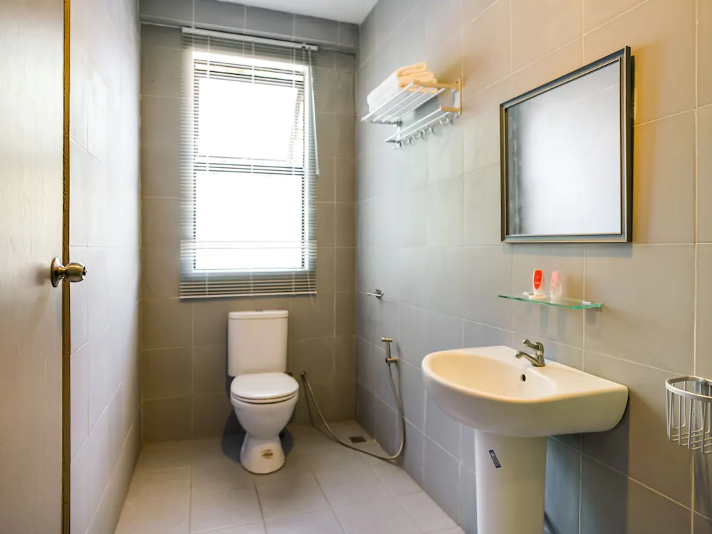 Treeline Urban Inn by OYO Rooms