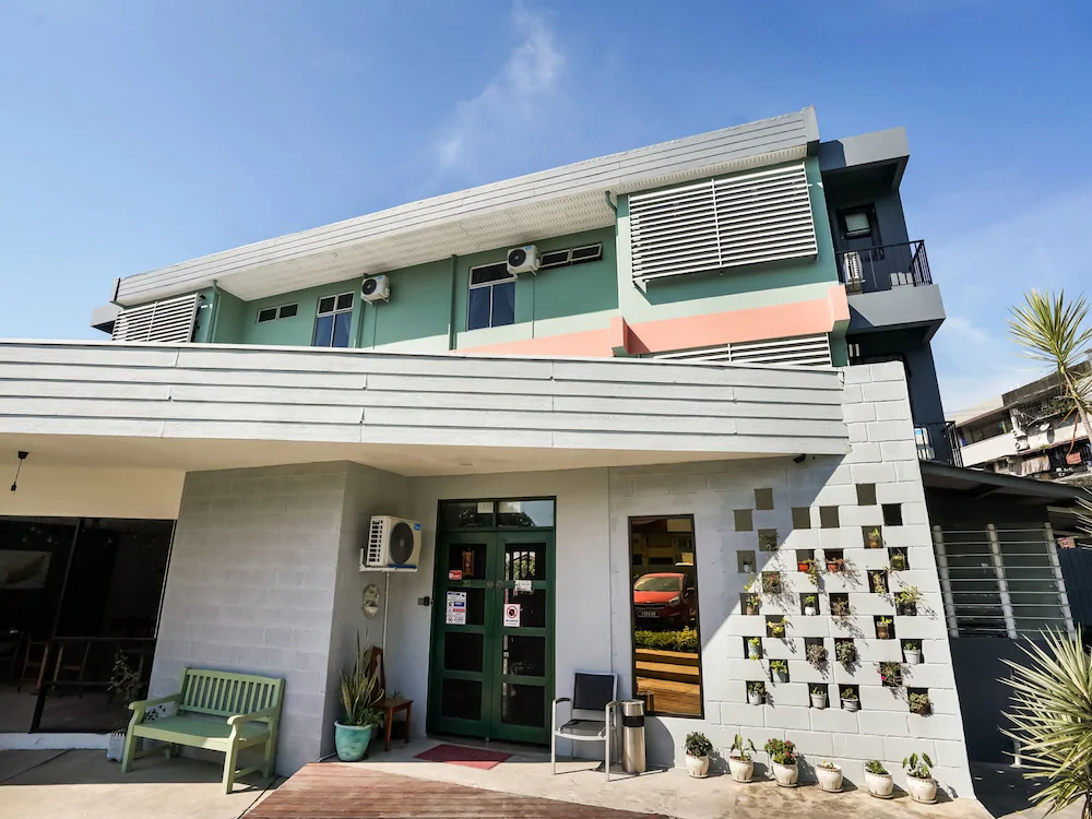 Treeline Urban Inn by OYO Rooms