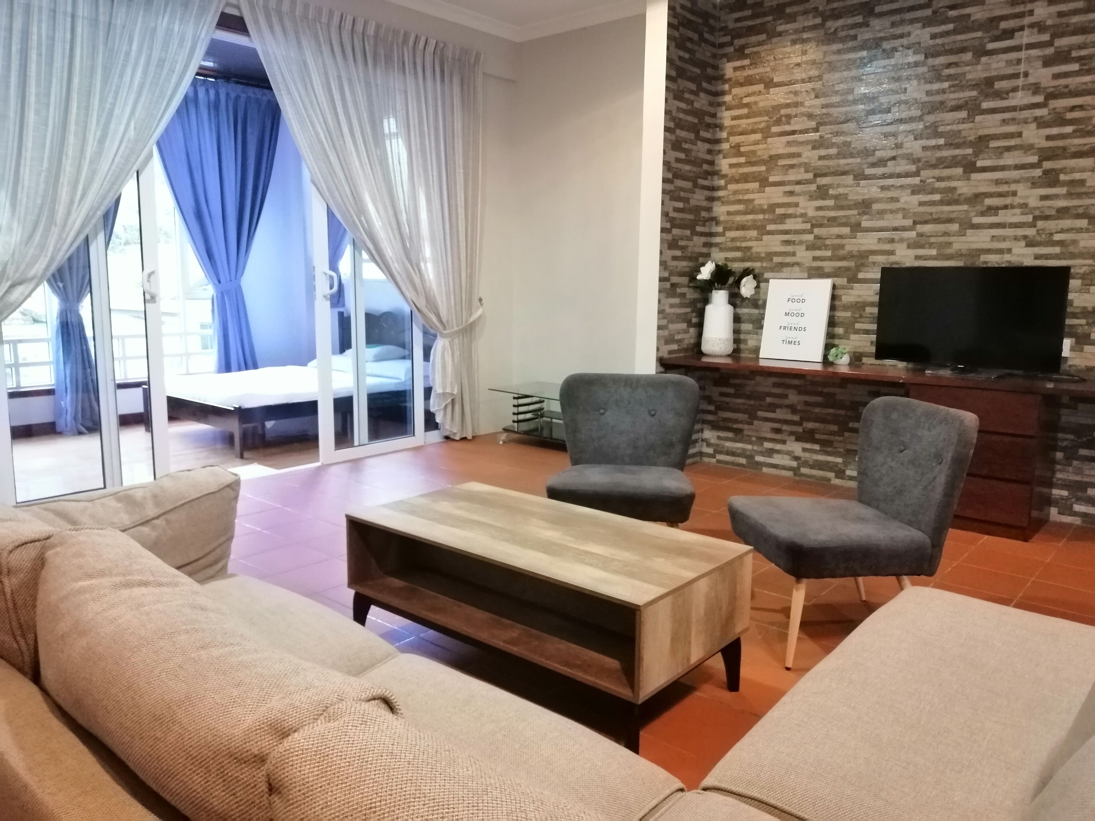 Sling & Stone Mountain Suites