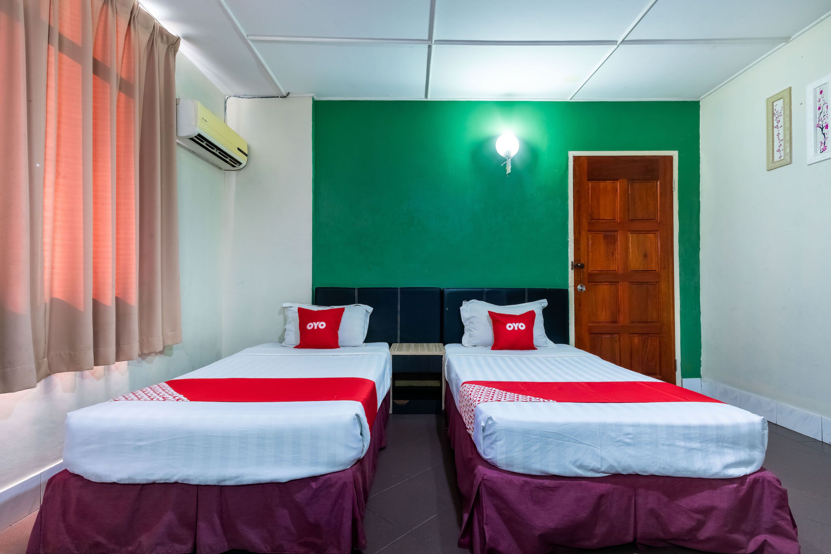 Kurnia Hotel by OYO Rooms