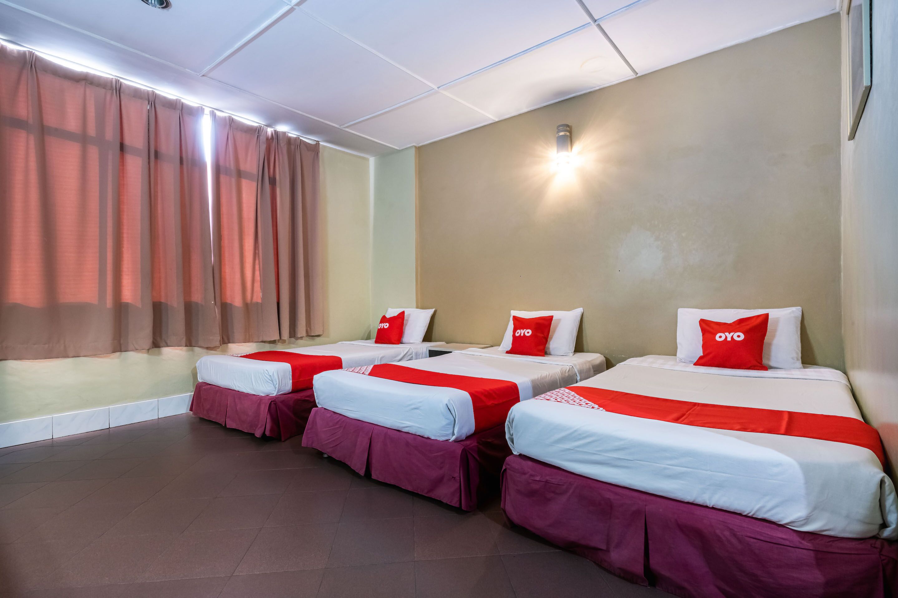 Kurnia Hotel by OYO Rooms